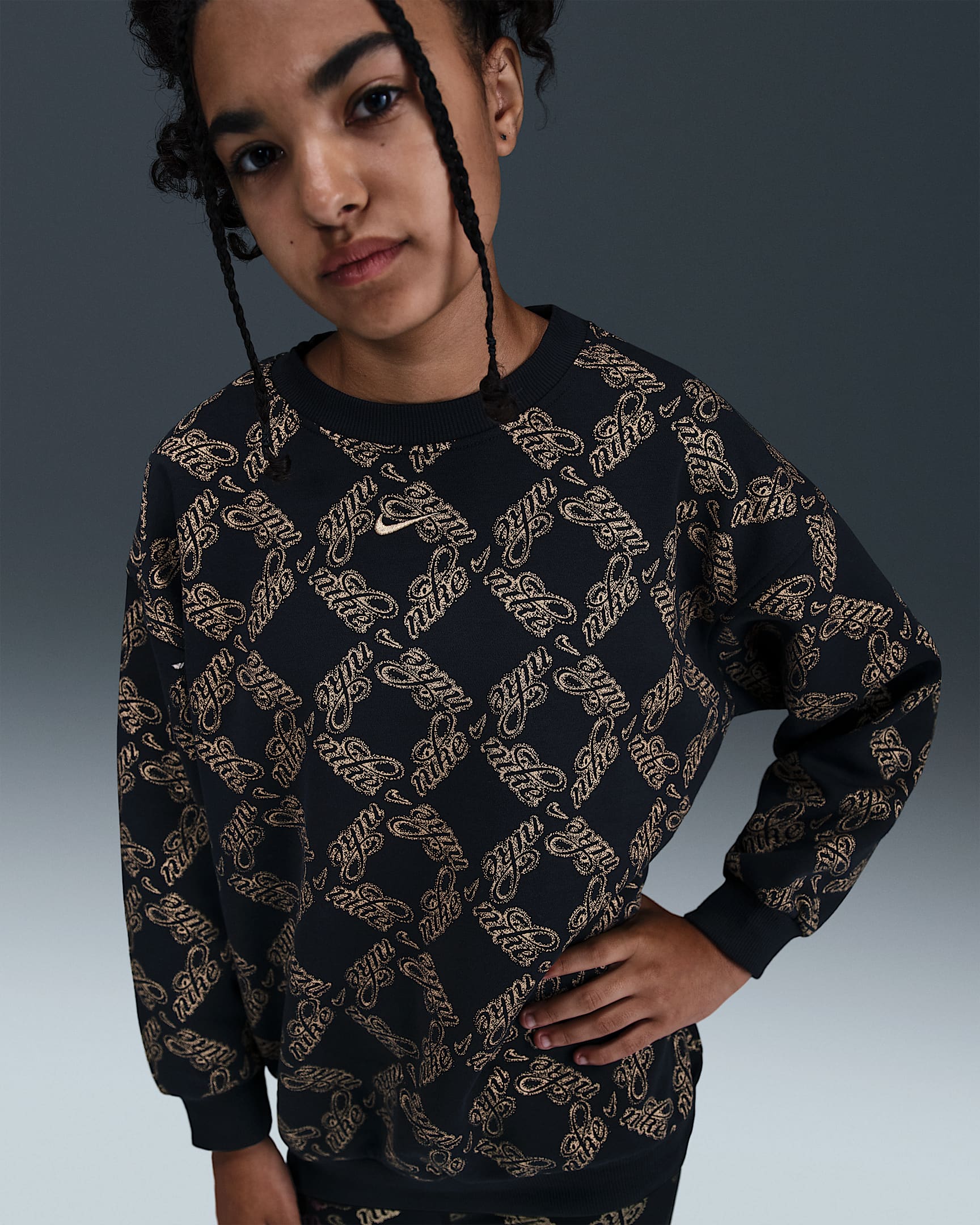 Nike Sportswear Club Fleece Big Kids' (Girls') Oversized Printed Crewneck Sweatshirt - Black/Metallic Gold