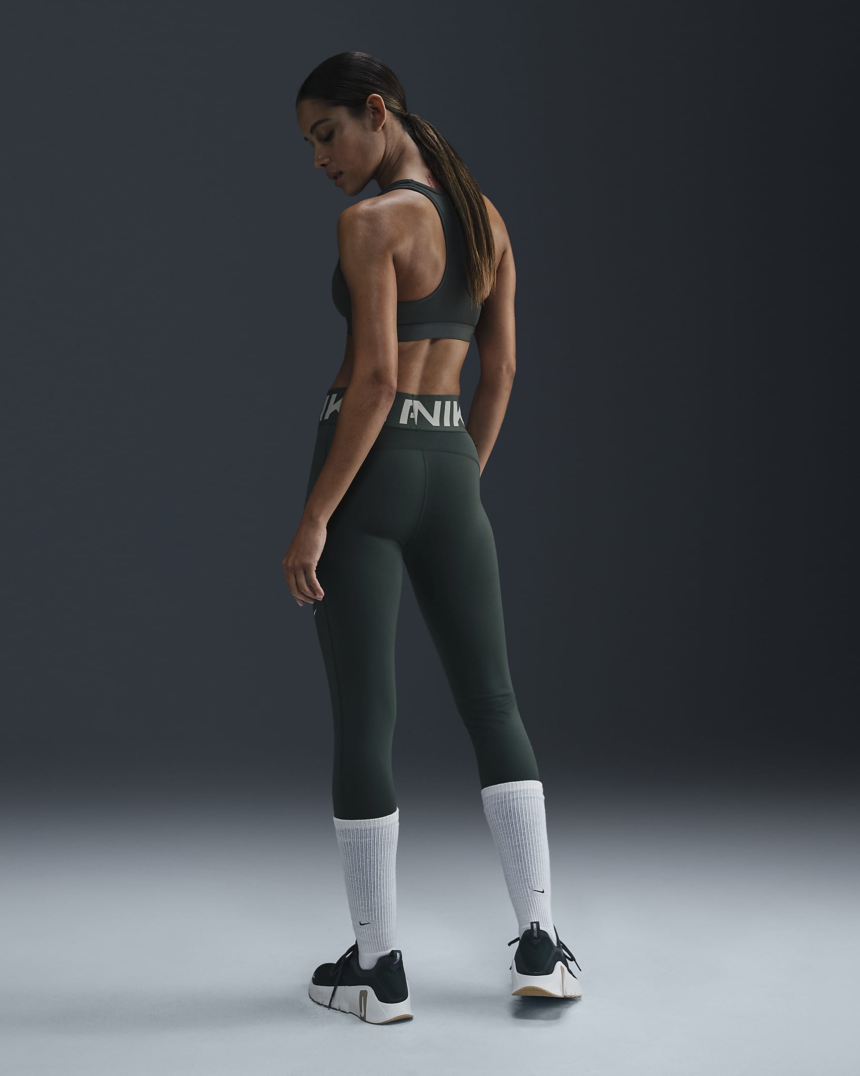 Leggings i fullängd Nike Pro Sculpt med hög midja för kvinnor - Vintage Green/Vit