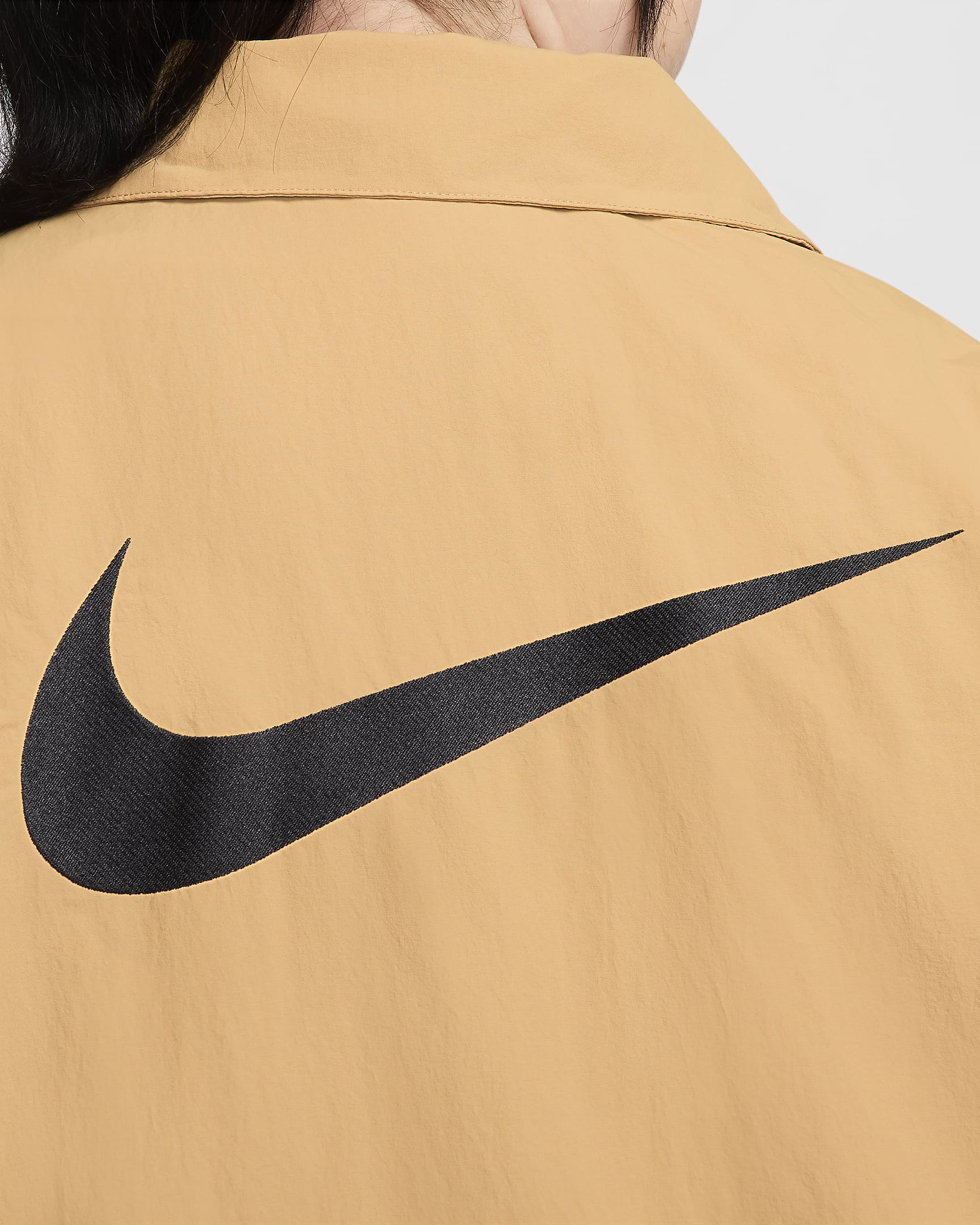 Nike Sportswear Essential Women's Oversized UV Woven Coaches' Jacket (Plus Size) - Flax/Black