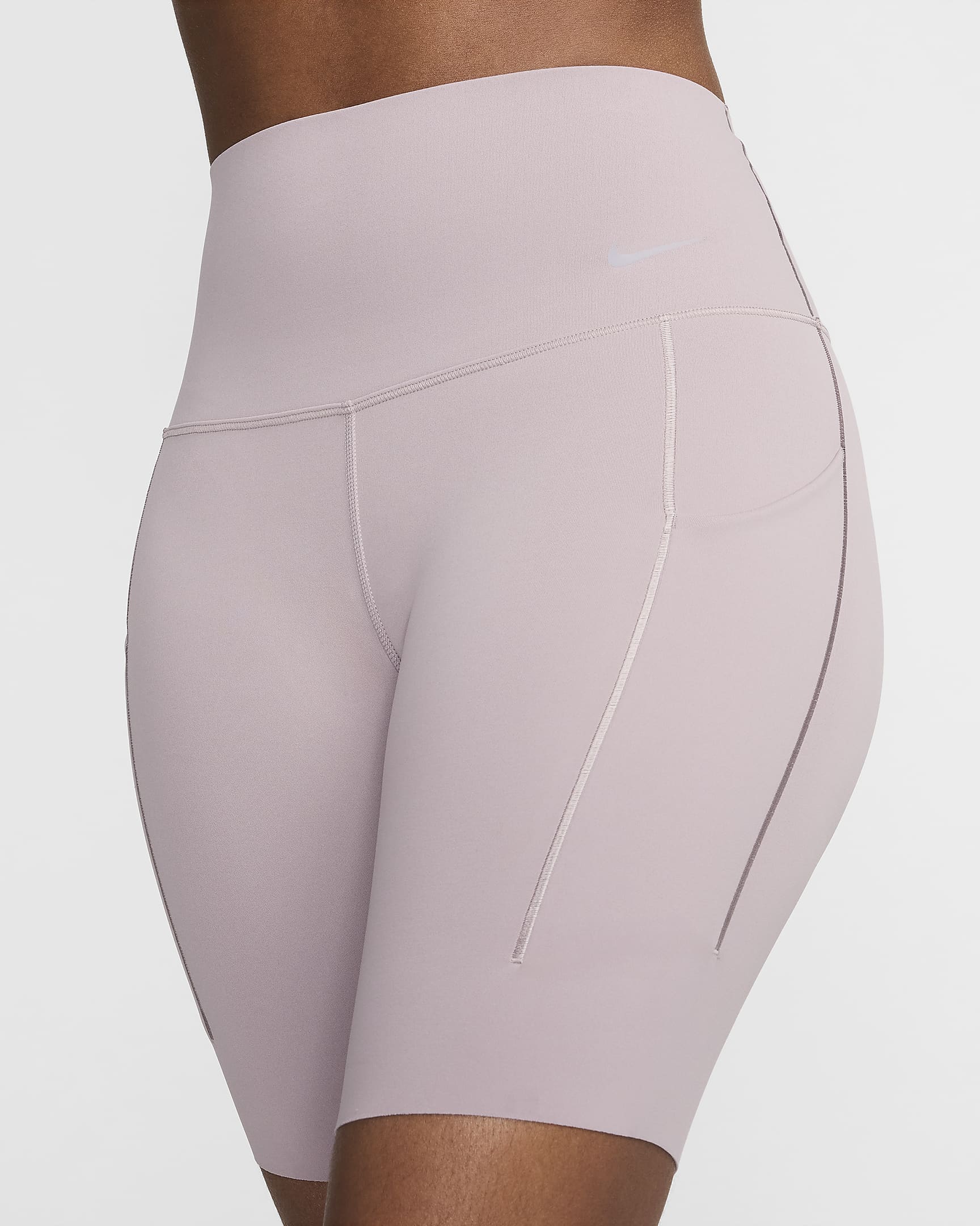 Nike Universa Bike-Shorts mit Taschen, mittlerem Halt und hohem Bund für Damen (ca. 20,5 cm) - Light Violet Ore/Schwarz