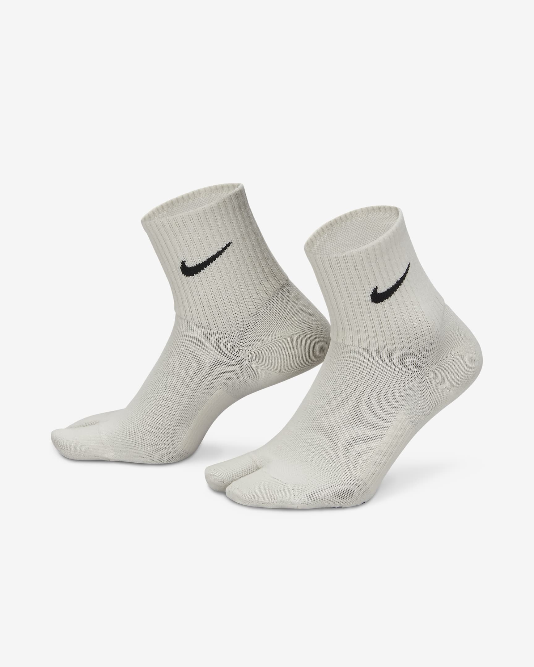 Nike Everyday Plus Lightweight Ankle Split-Toe Socks. Nike BE