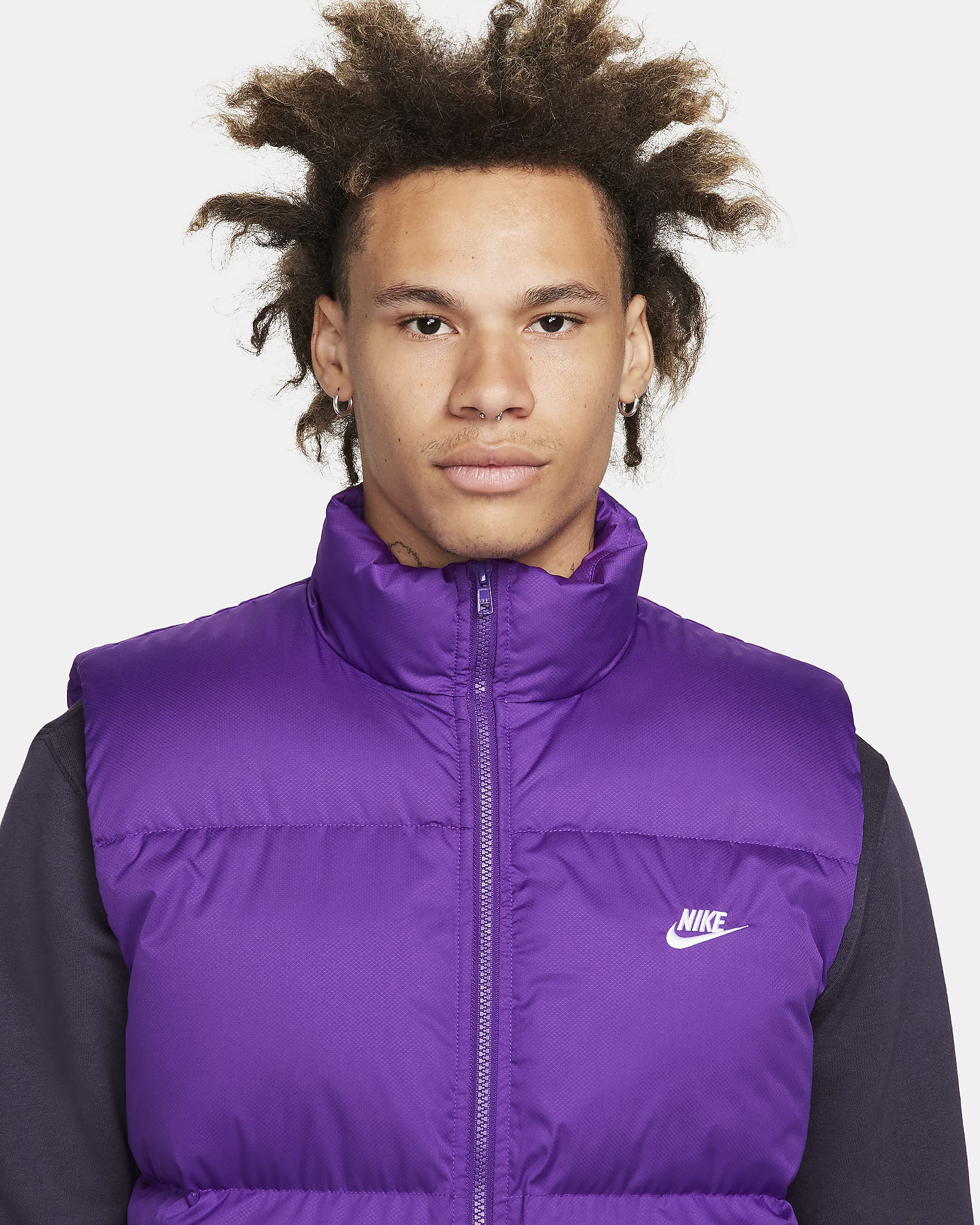 Nike Sportswear Club PrimaLoft® wasserabweisende Puffer-Weste für Herren - Disco Purple/Weiß