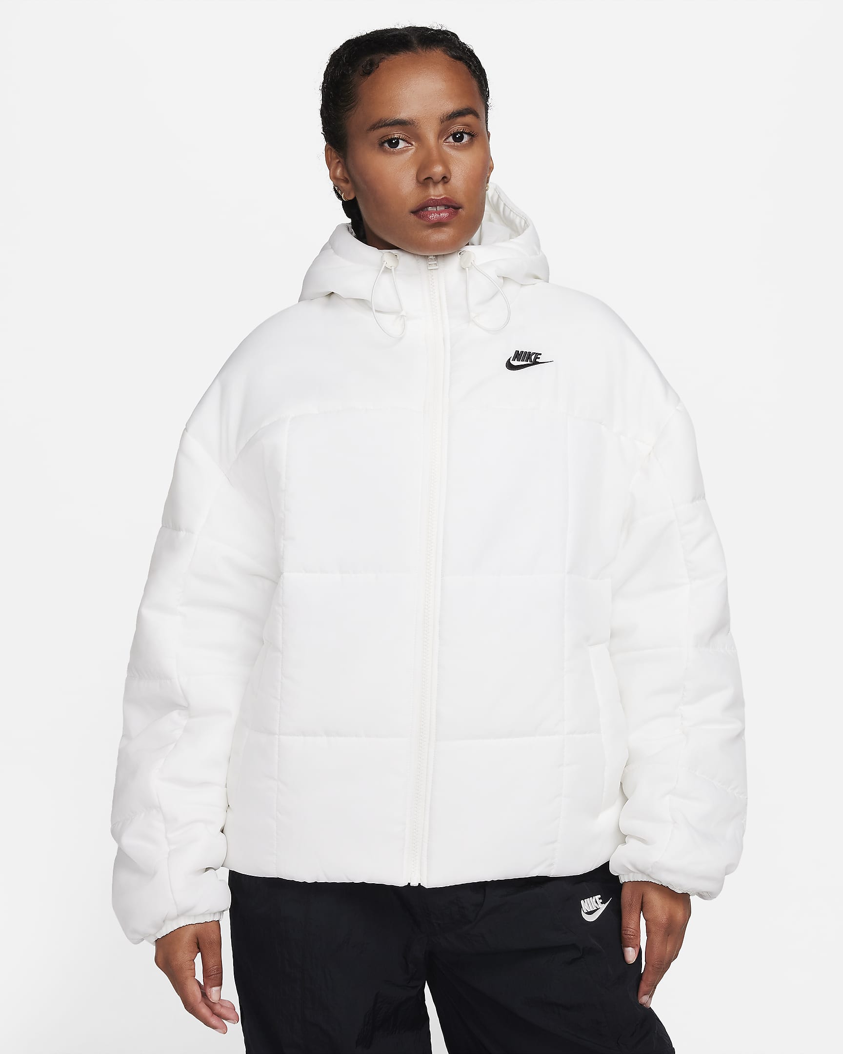 Løstsiddende Nike Sportswear Classic Therma-FIT-dynejakke med hætte til kvinder - Sail/sort