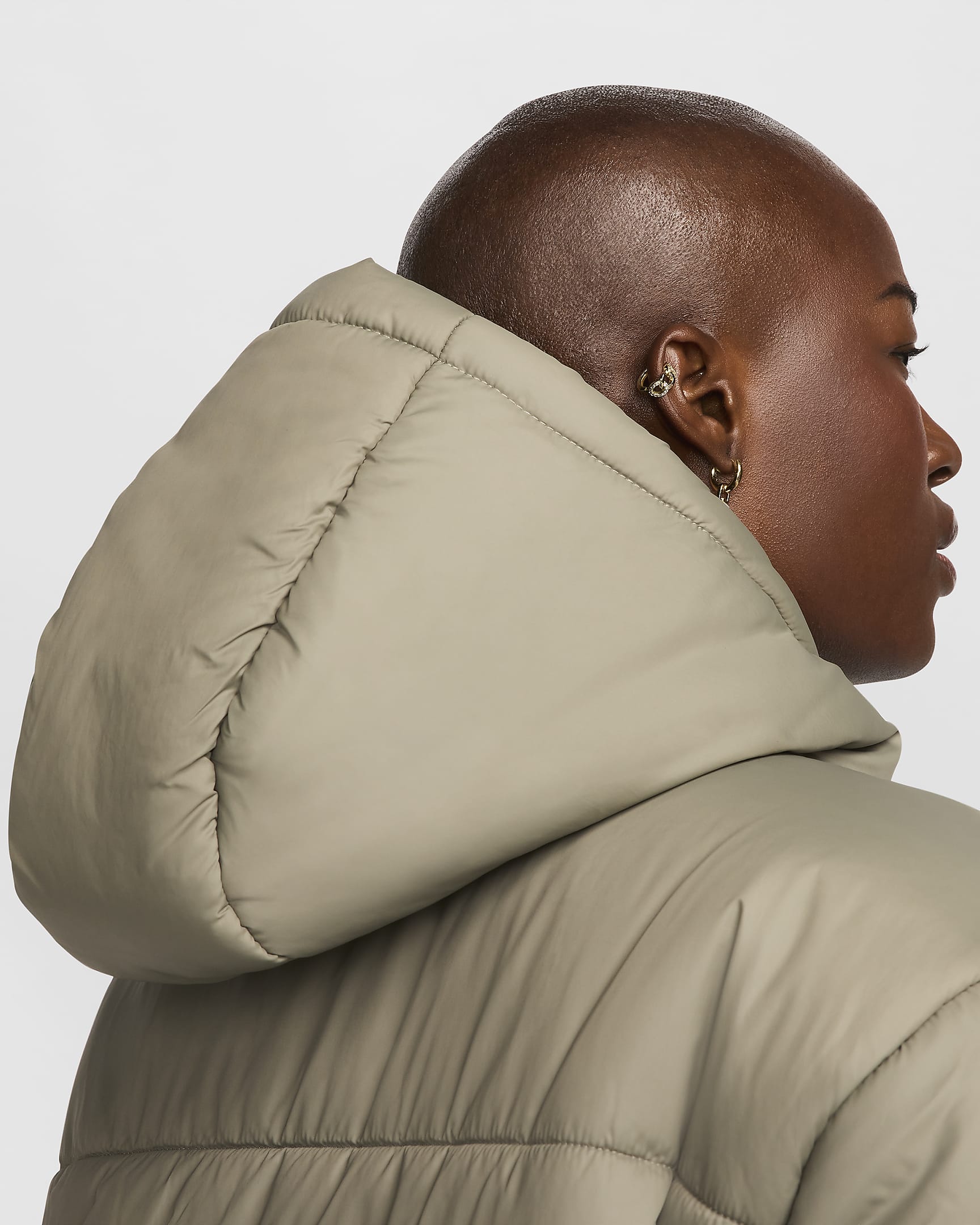 Nike Sportswear Classic Puffer Therma-FIT ruimvallend damesjack met capuchon - Light Army/Wit