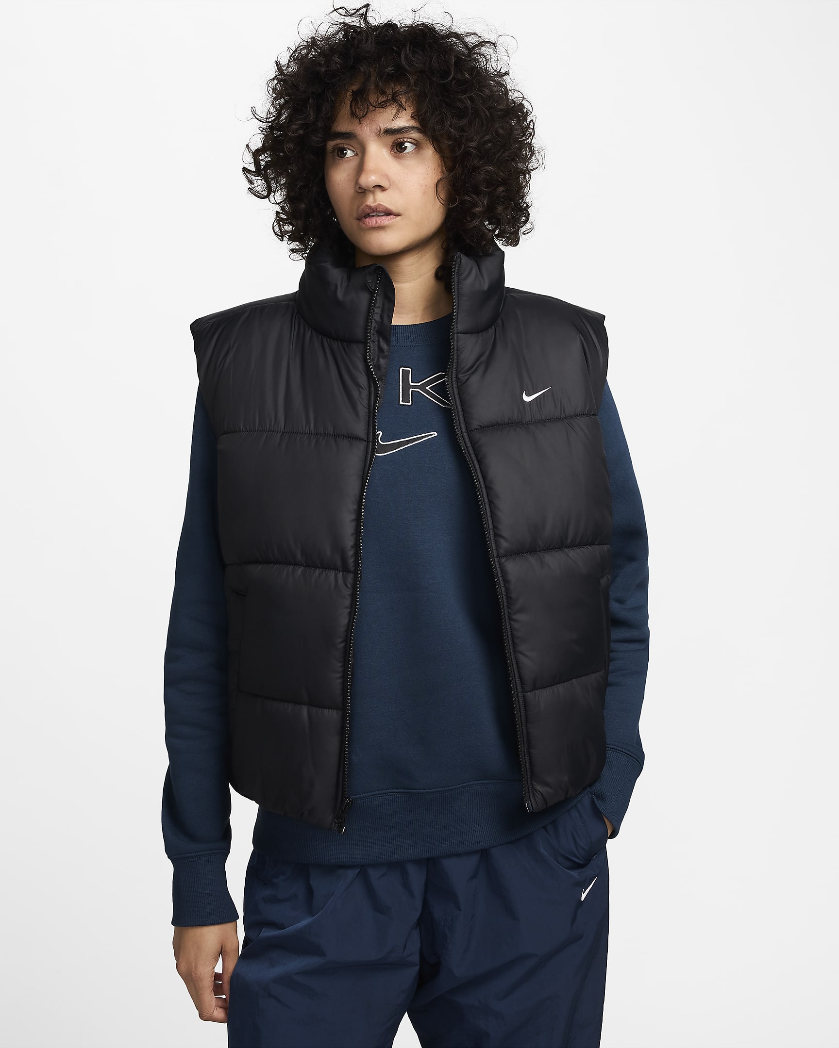 Colete folgado Therma-FIT Nike Sportswear Classic Puffer para mulher - Preto/Branco