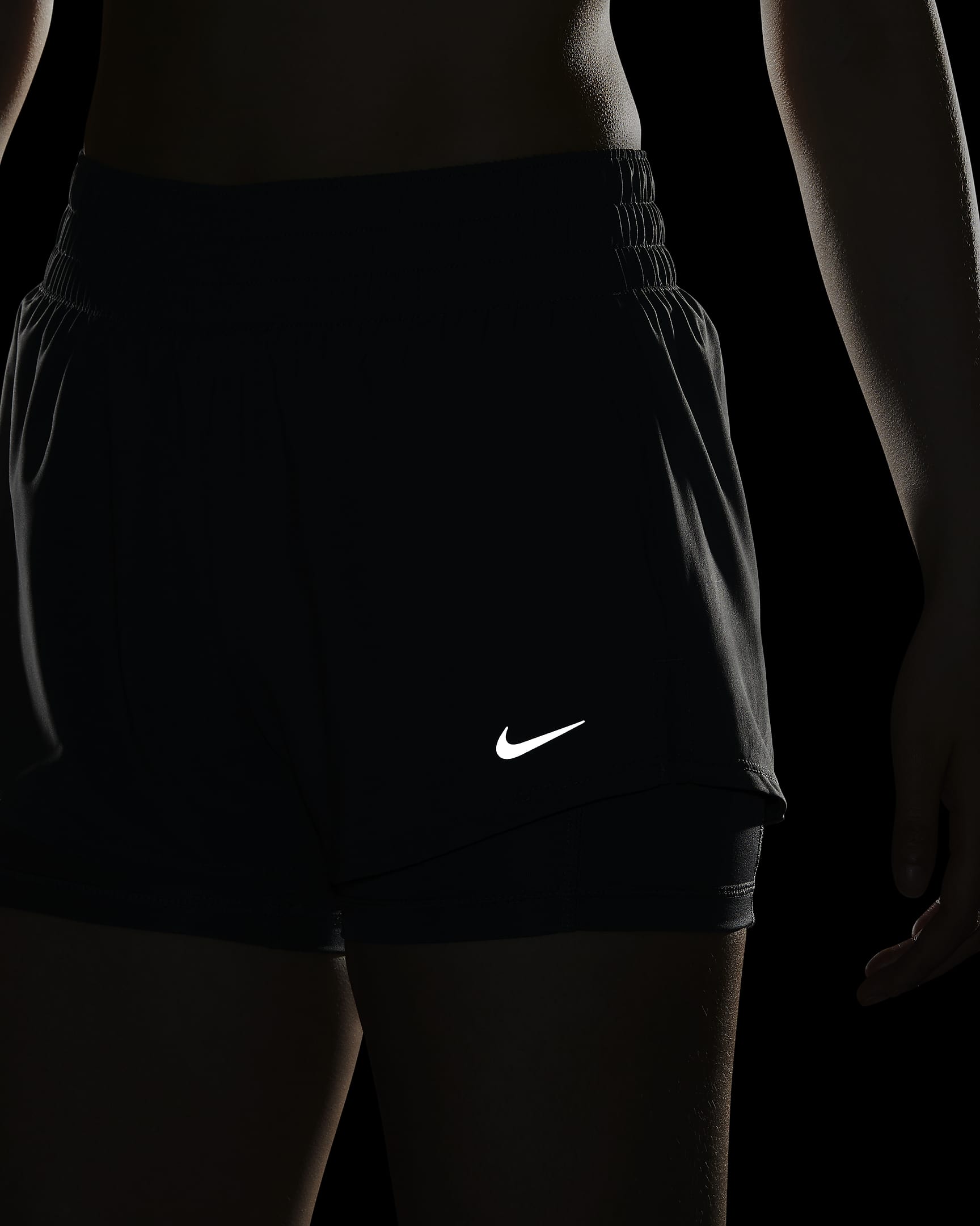 กางเกงขาสั้น 2-in-1 เอวปานกลาง 3 นิ้วผู้หญิง Nike Dri-FIT One - Iron Grey