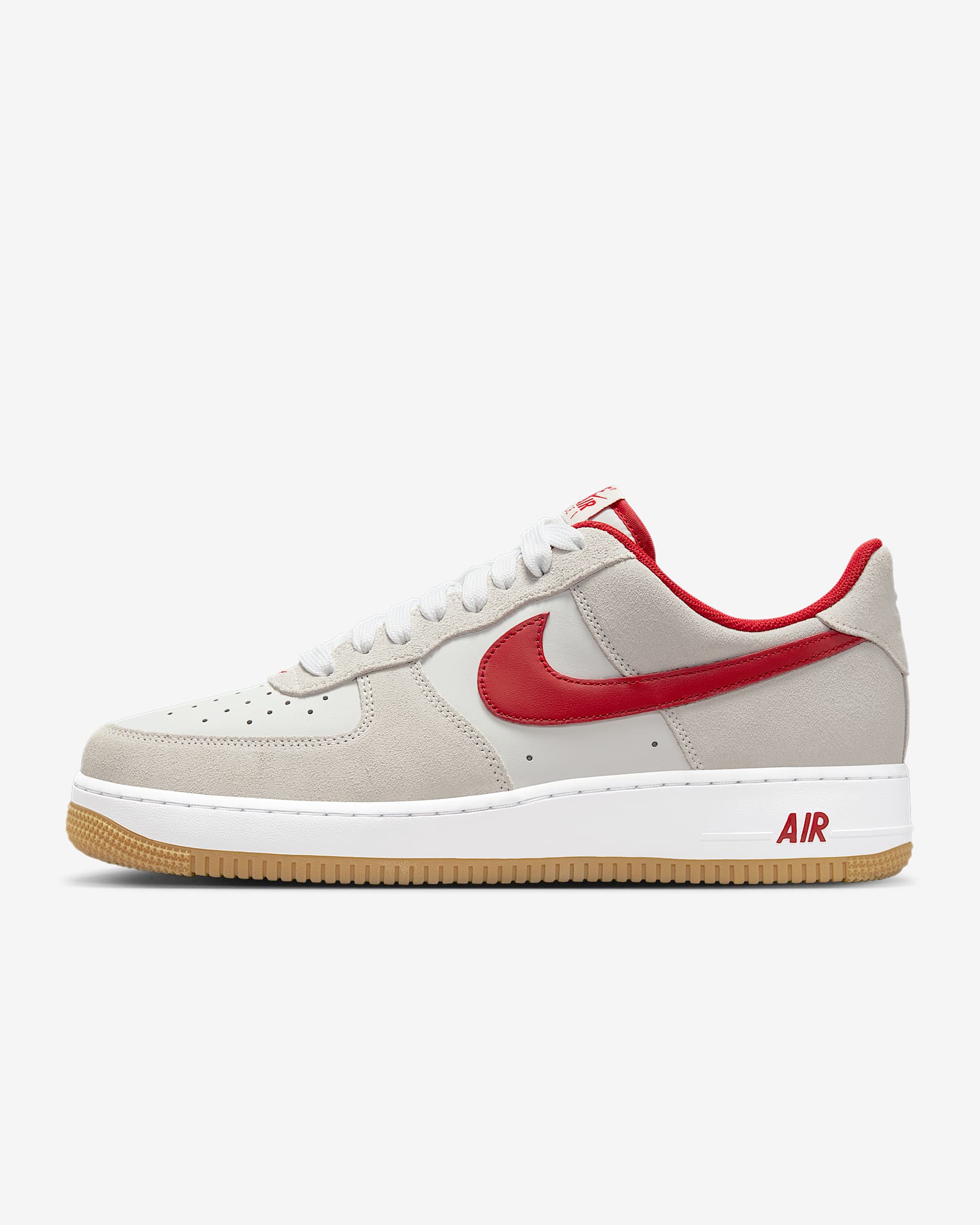 Tenis para hombre Nike Air Force 1 '07 LV8 - Blanco cumbre/Blanco/Amarillo goma/Rojo universitario