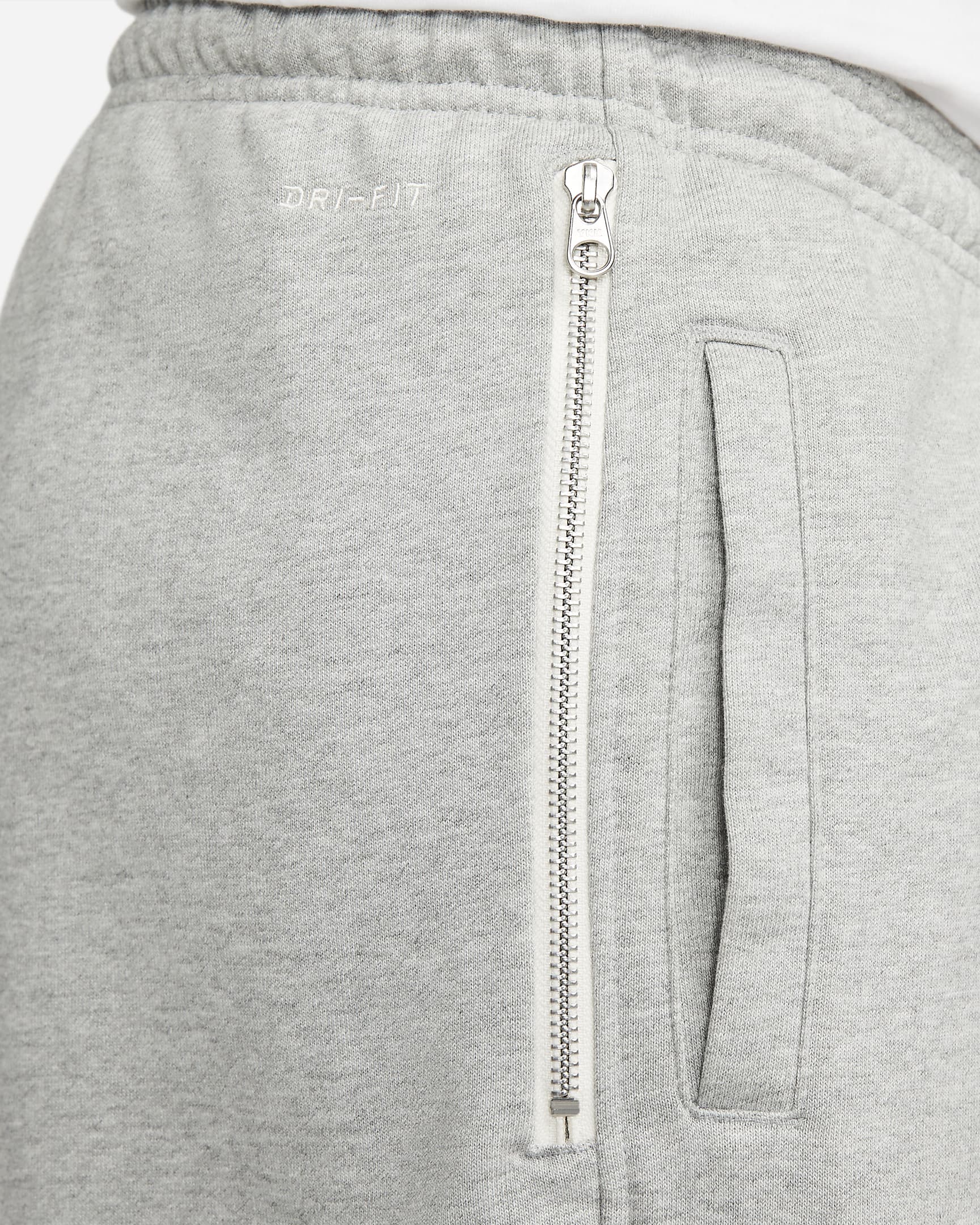 Nike Standard Issue Men's DriFIT Basketball Pants.