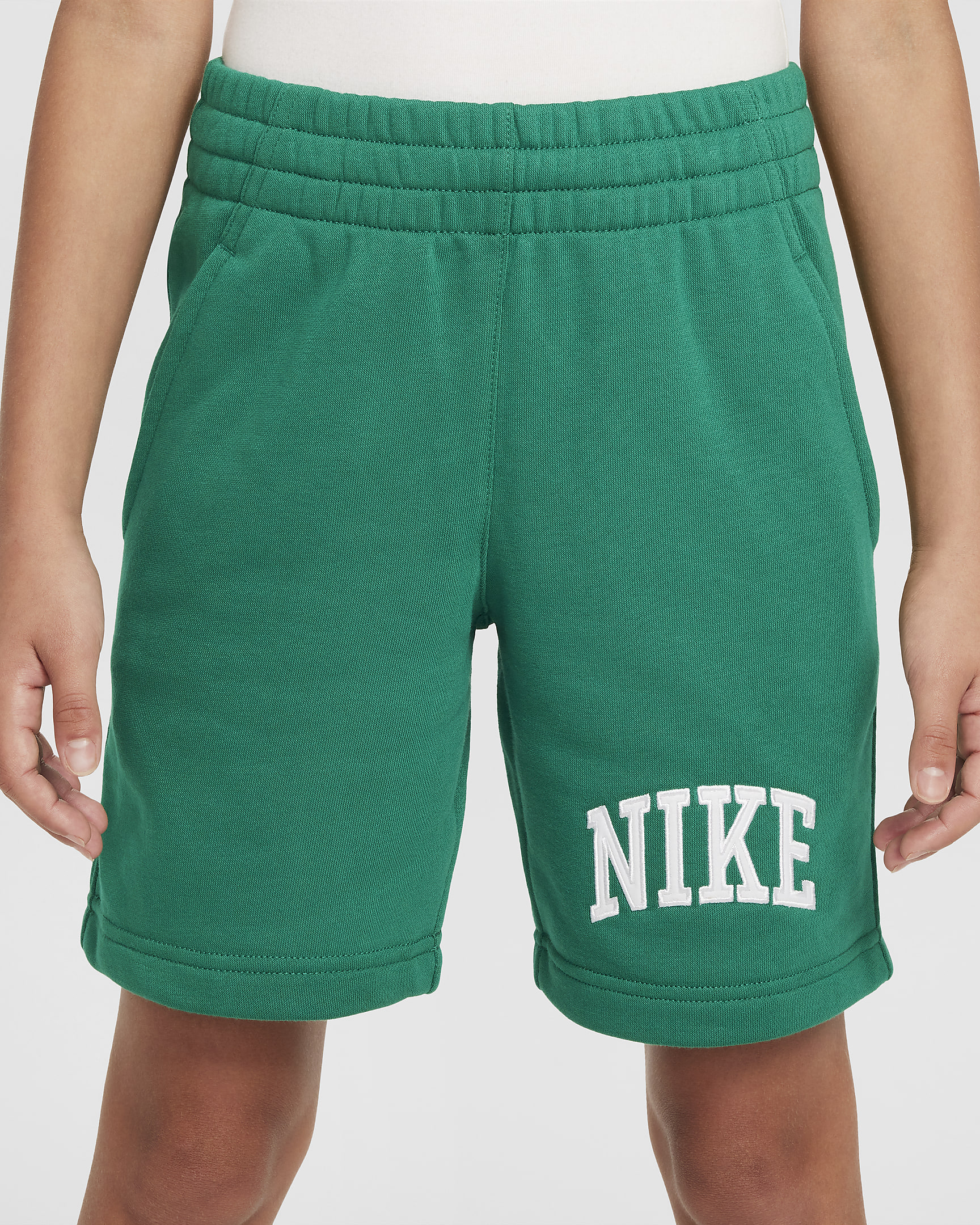 Shorts de French Terry para niños talla grande Nike Sportswear Club - Malaquita/Malaquita/Blanco