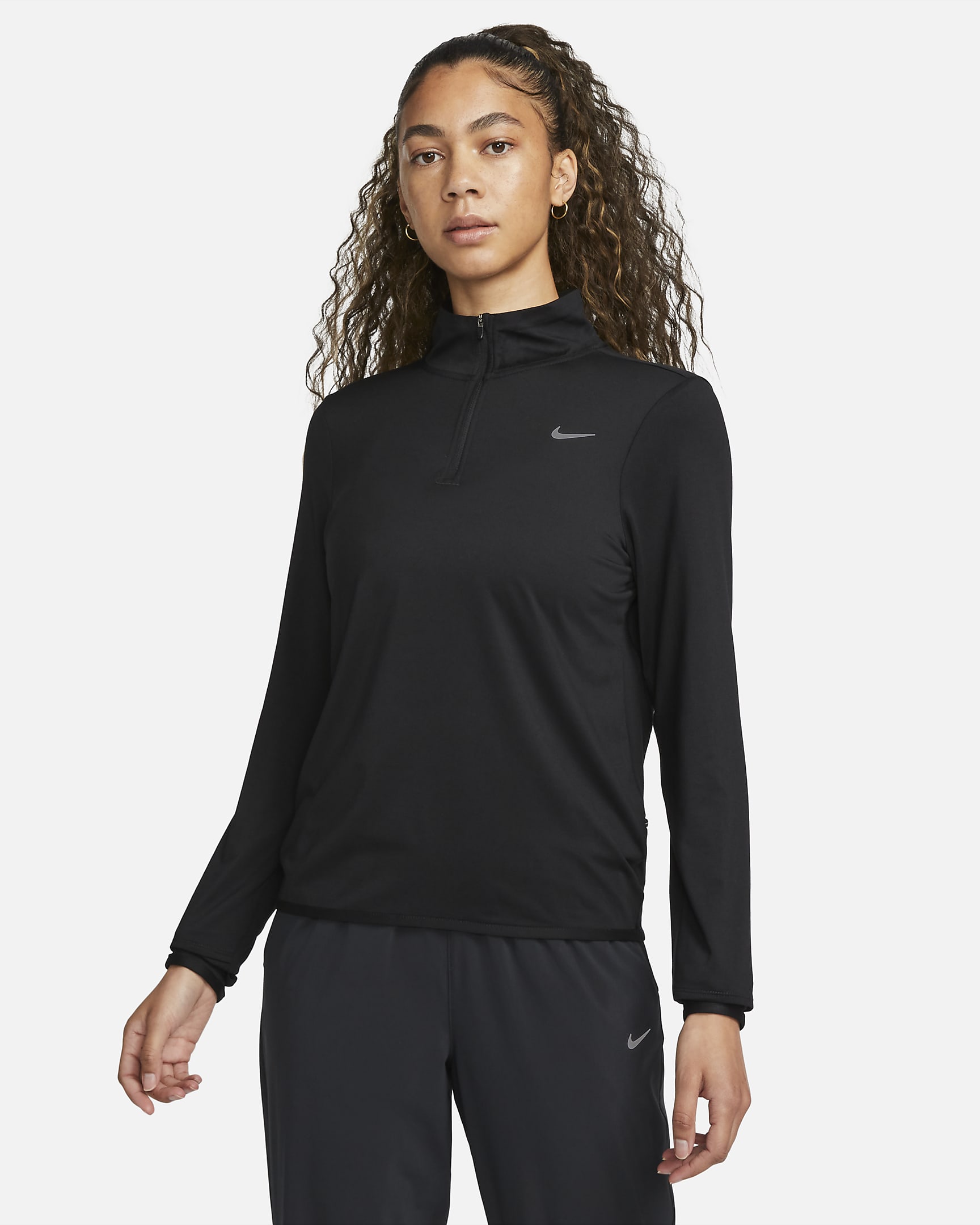 Nike Swift Element-løbetop med UV-beskyttelse og 1/4 lynlås til kvinder - sort