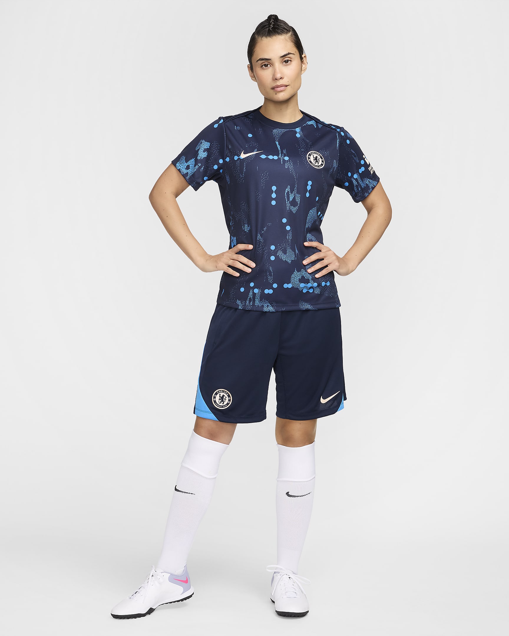 Maglia da calcio pre-partita a manica corta Nike Dri-FIT Chelsea FC Academy Pro – Donna - Ossidiana/Guava Ice