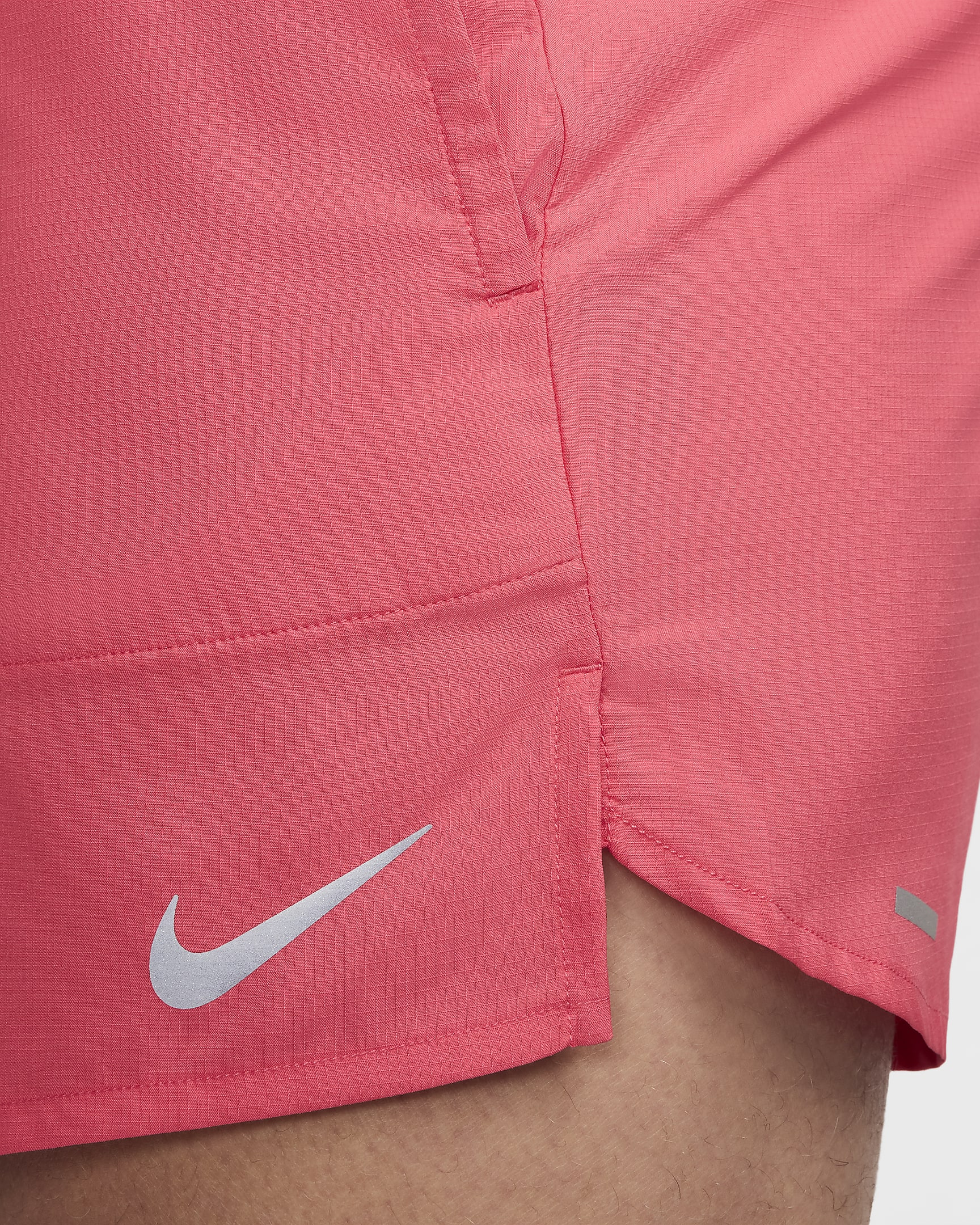 Shorts de correr Dri-FIT de 13 cm con forro de ropa interior para hombre Nike Stride - Rosa margarita/Negro