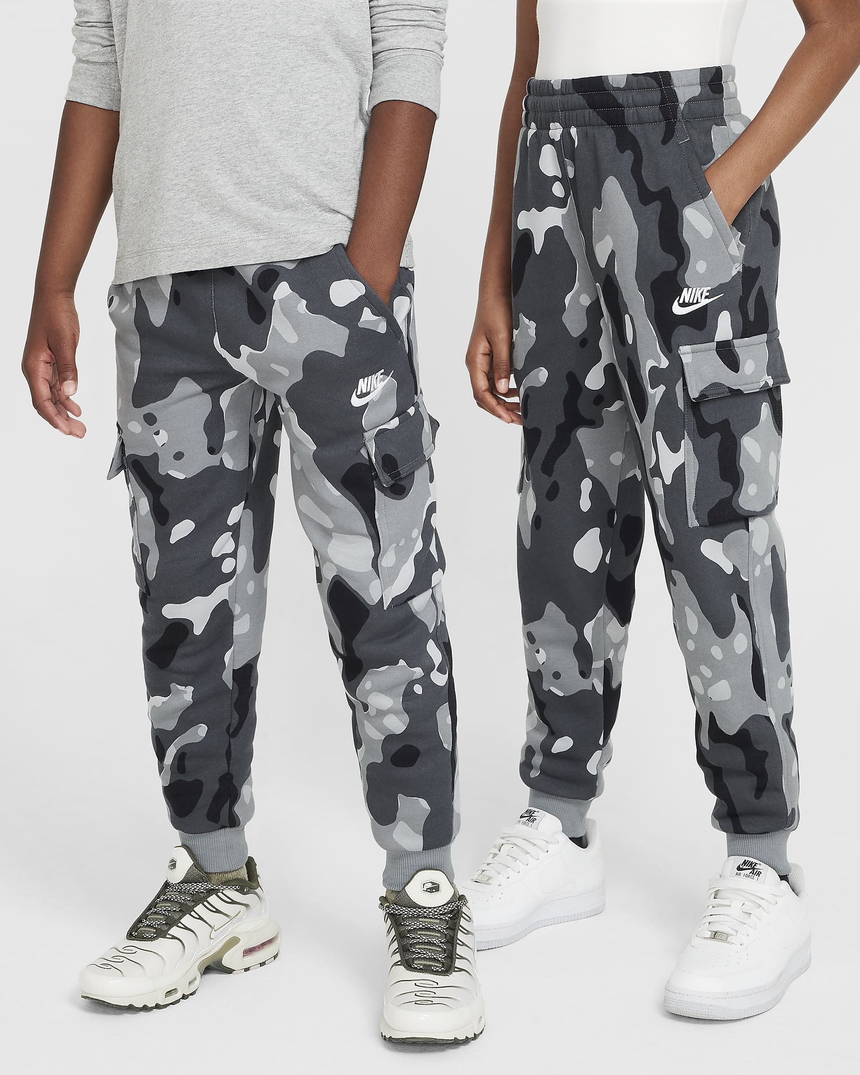 Pantaloni cargo camo Nike Sportswear Club Fleece – Ragazzo/a - Smoke Grey/Bianco