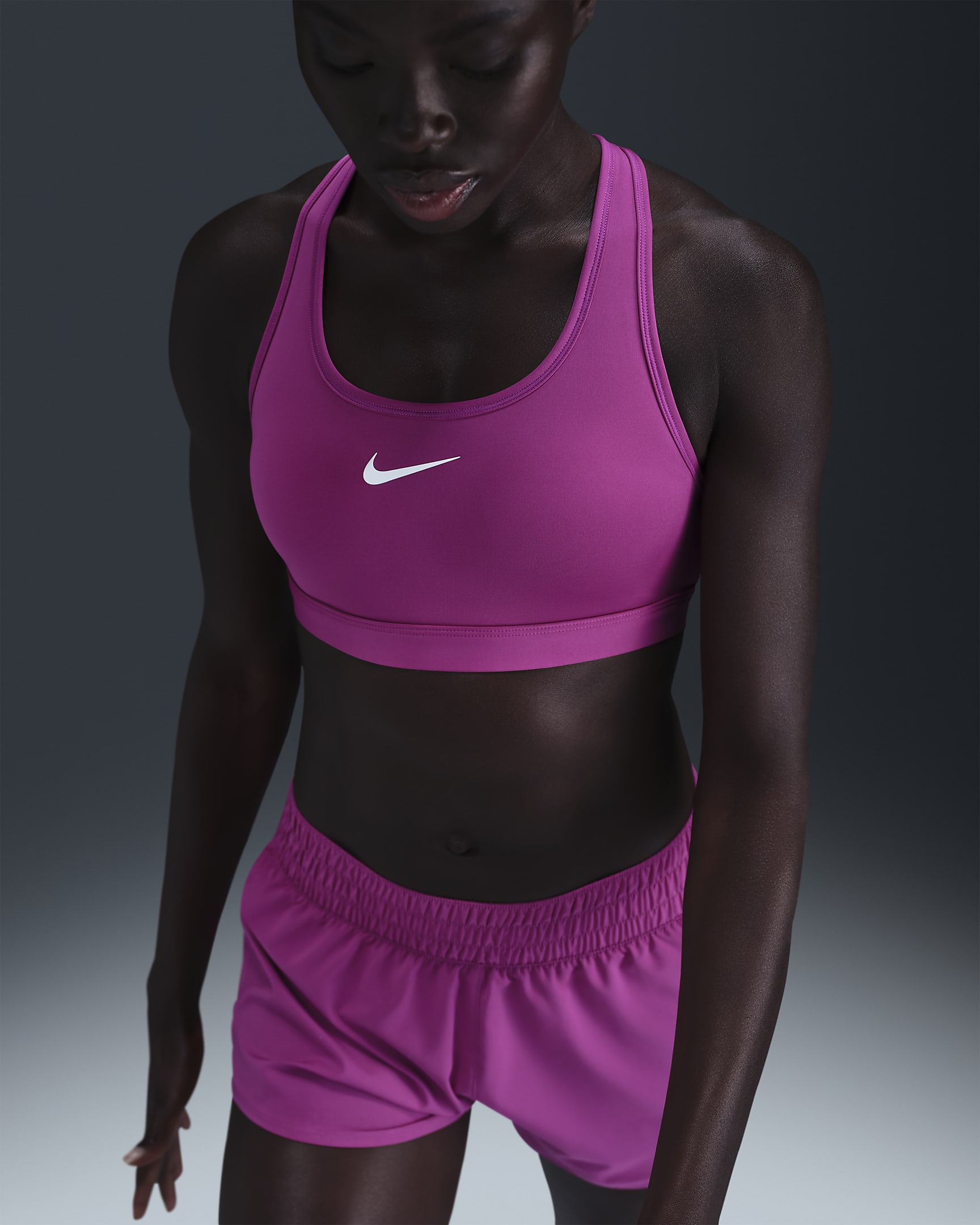 Brassière de sport rembourrée Nike Swoosh Medium Support pour femme - Hot Fuchsia/Blanc