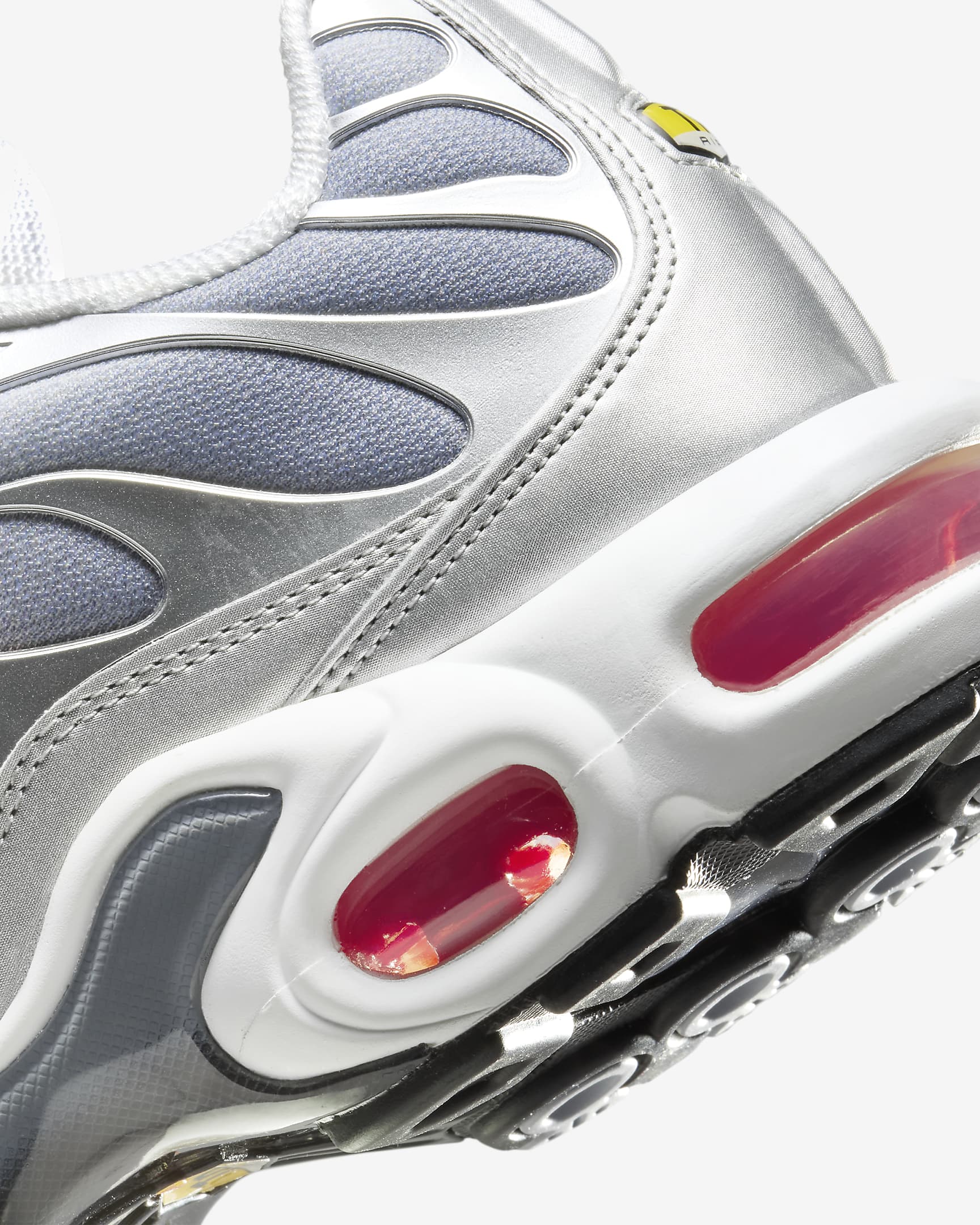 Nike Air Max Plus Schuh (Damen) - Metallic Silver/Cool Grey/Wolf Grey/University Red