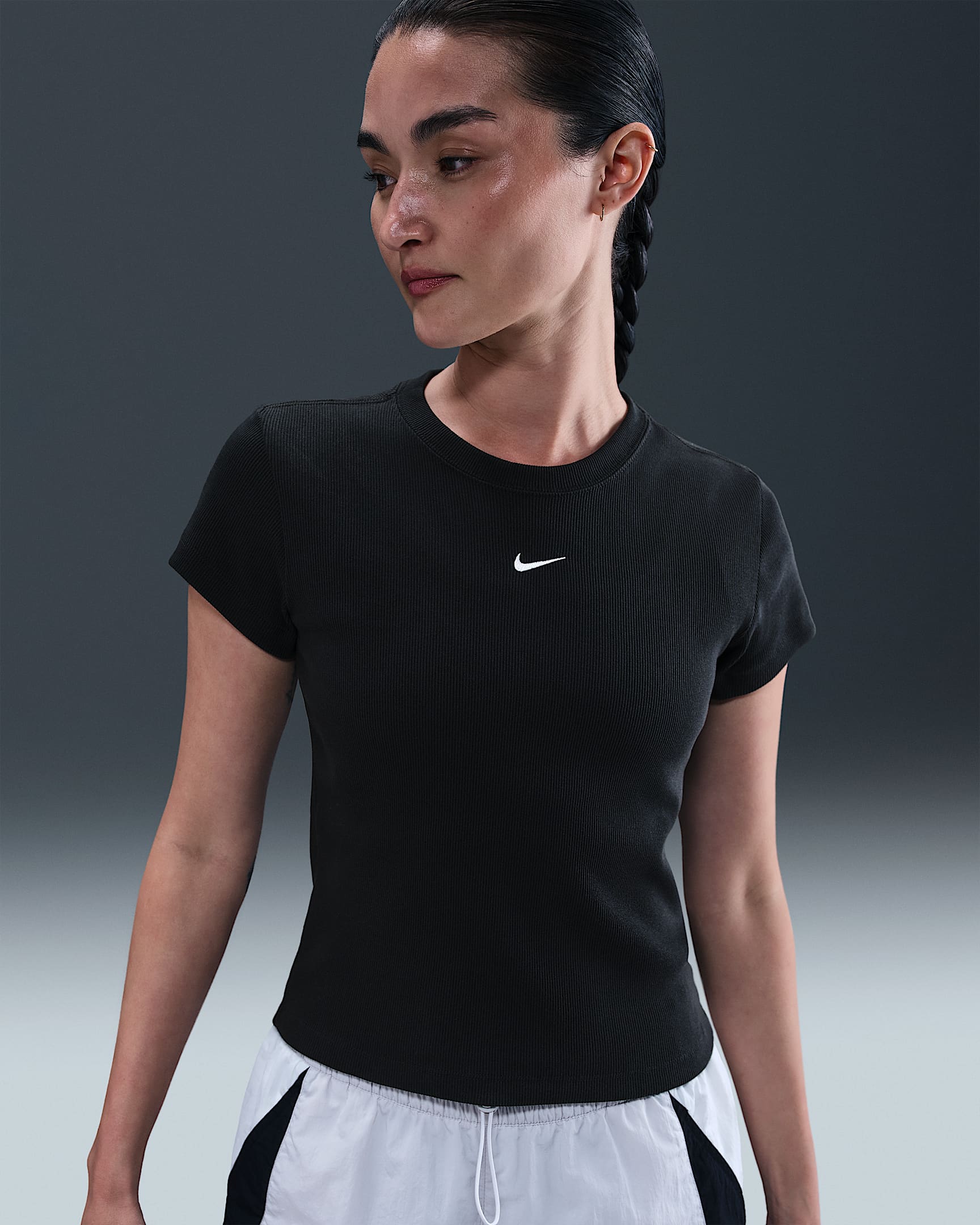 Nike Sportswear 女款緊身羅紋短袖 T 恤 - 黑色