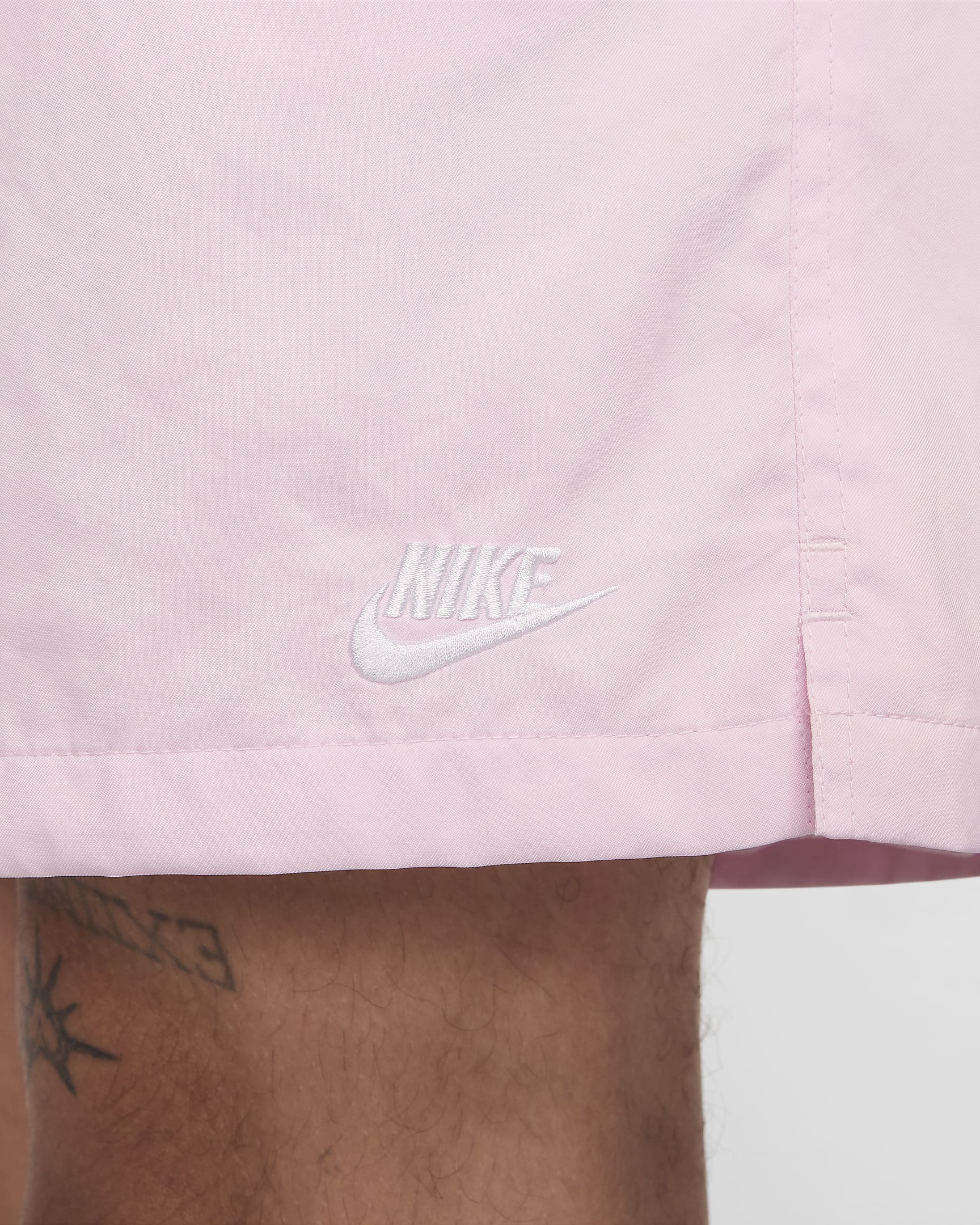 Nike Club Pantalón corto Flow de tejido Woven - Hombre - Pink Foam/Blanco