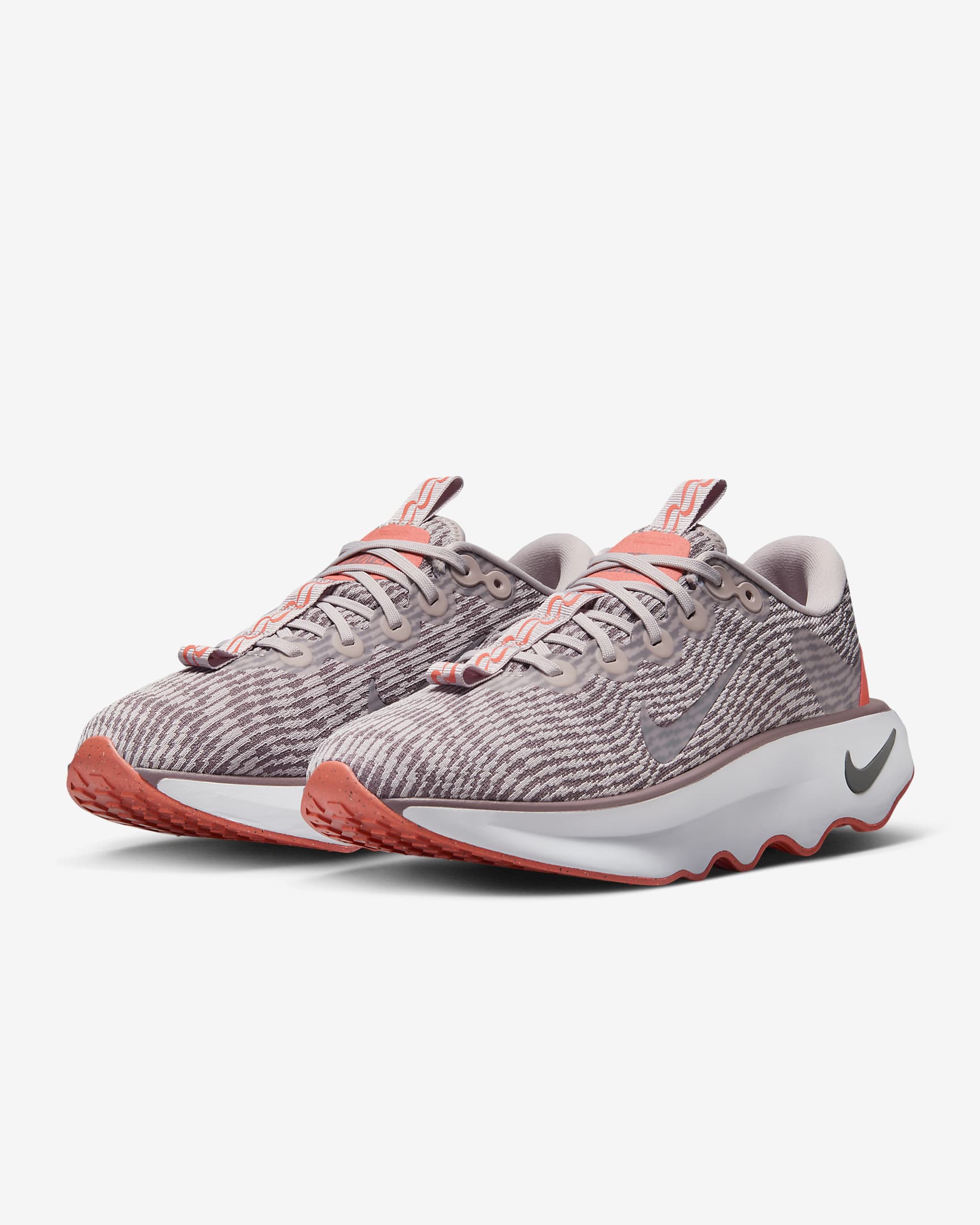 Chaussure de marche Nike Motiva pour femme - Platinum Violet/Taupe Grey/Light Wild Mango/Iron Grey