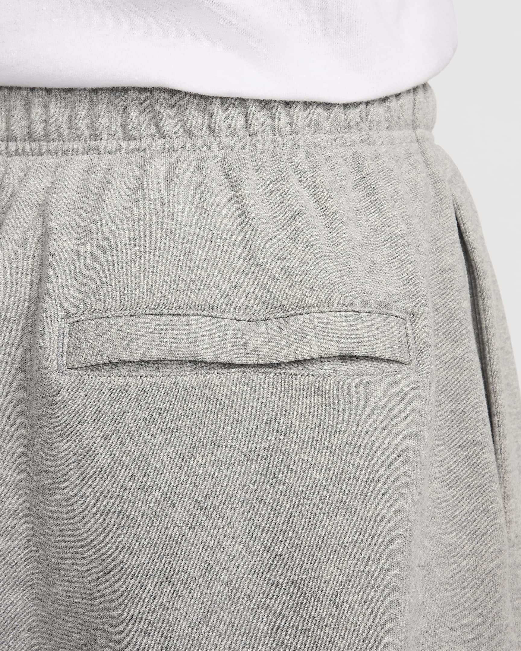 Nike Club Fleece Oversize-Hose aus French Terry (Herren) - Dark Grey Heather/Light Smoke Grey/Weiß