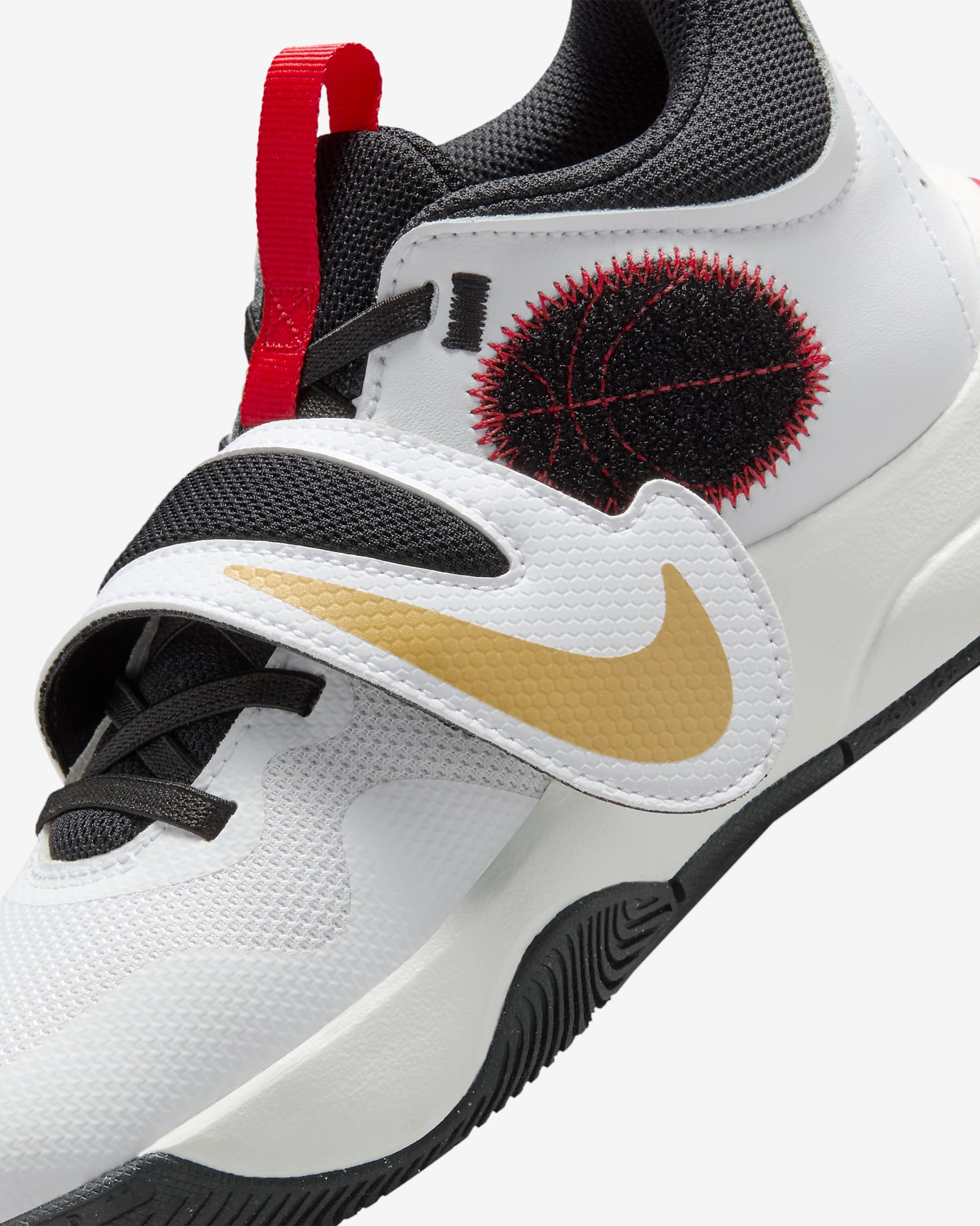 Chaussure de basket Nike Team Hustle D 11 pour ado - Blanc/Metallic Gold/University Red/Noir