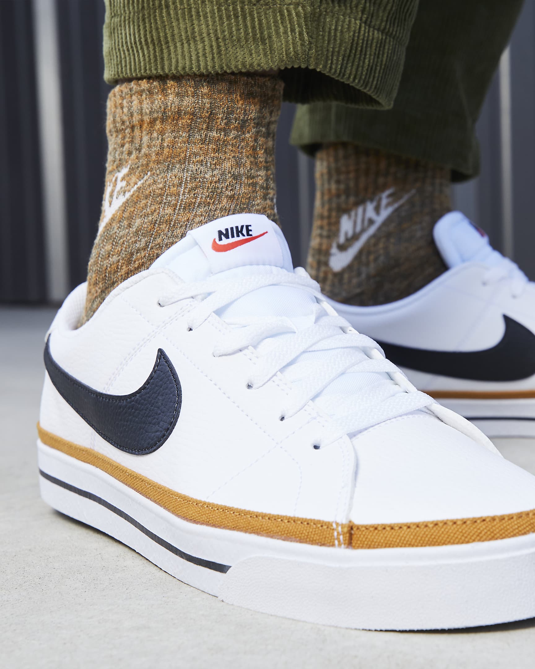 Calzado para hombre Nike Court Legacy - Blanco/Ocre desierto/Negro