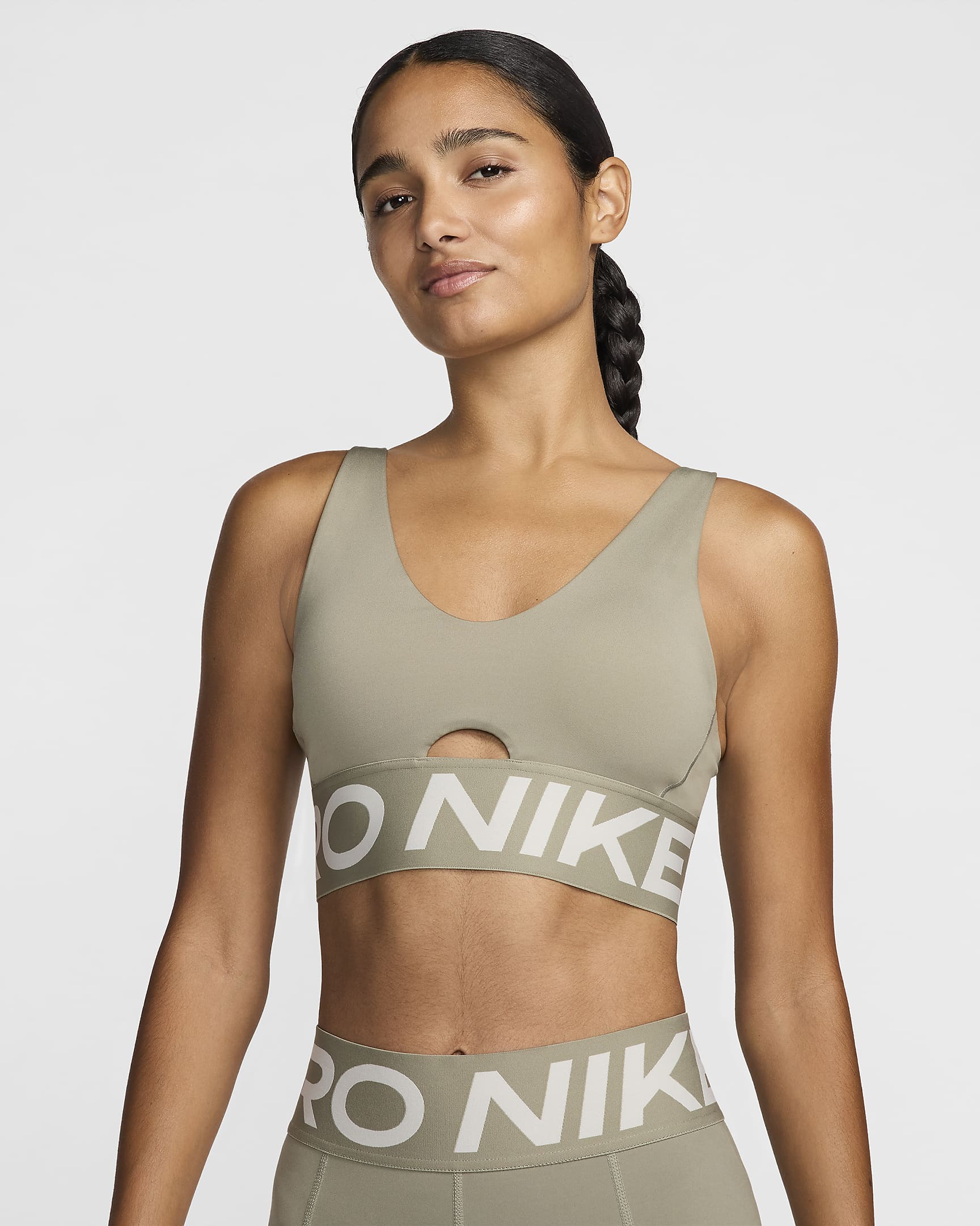 Dámská sportovní podprsenka Nike Pro Indy Plunge s vycpávkami a střední oporou - Light Army/Light Orewood Brown/Bílá