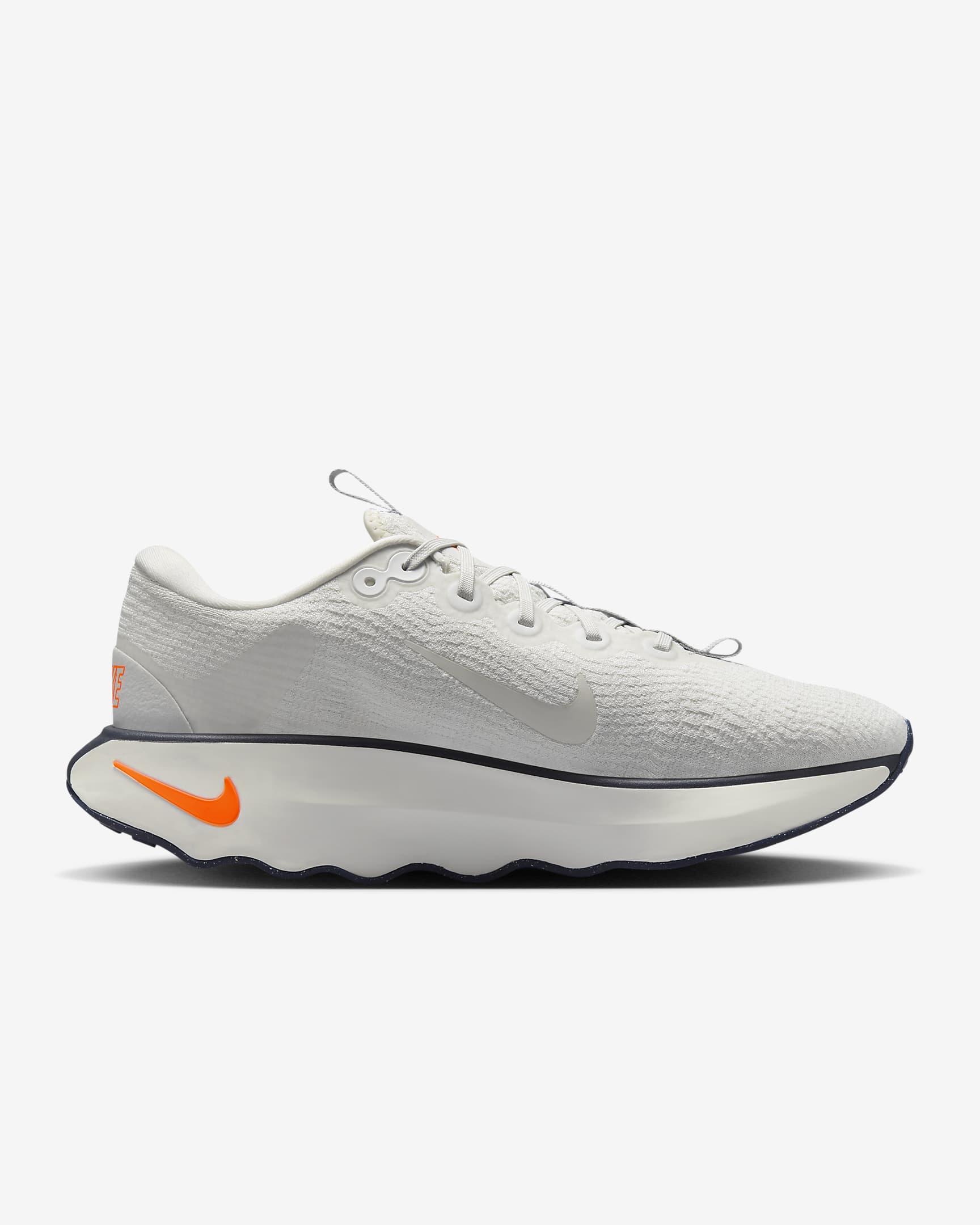 Nike Motiva Walking-Schuh für Herren - Sail/Platinum Tint/Light Iron Ore/Sail