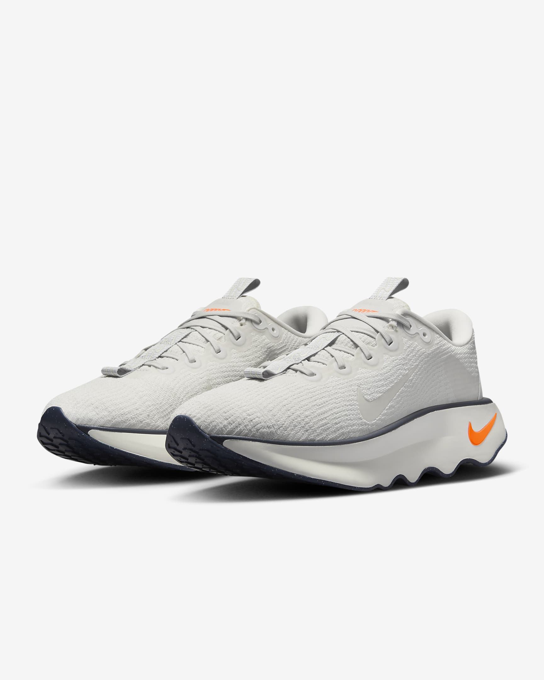 Nike Motiva Walking-Schuh für Herren - Sail/Platinum Tint/Light Iron Ore/Sail