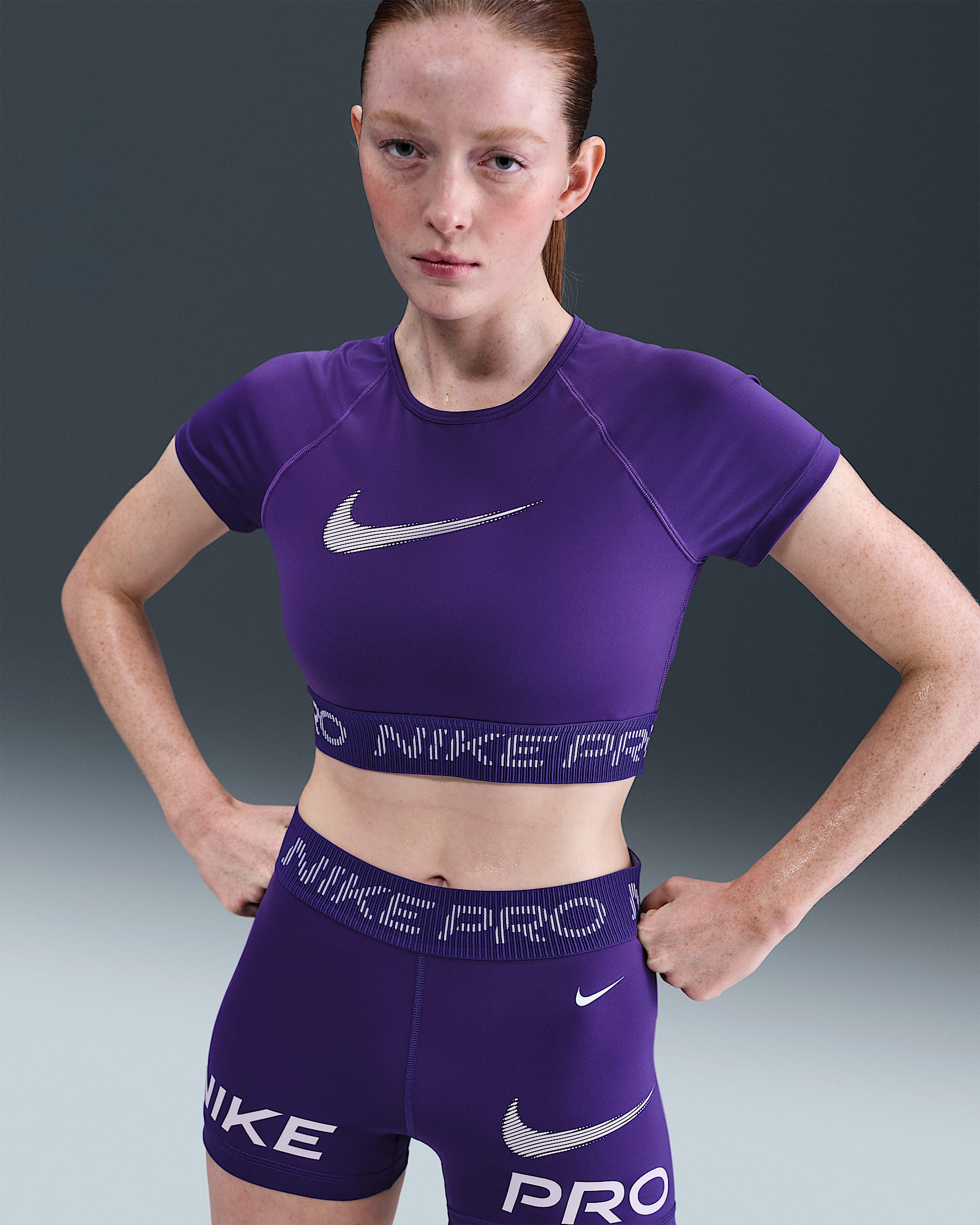 Nike Pro Dri-FIT kürzer geschnittenes Kurzarmshirt mit Grafik (Damen) - Court Purple/Doll/Weiß