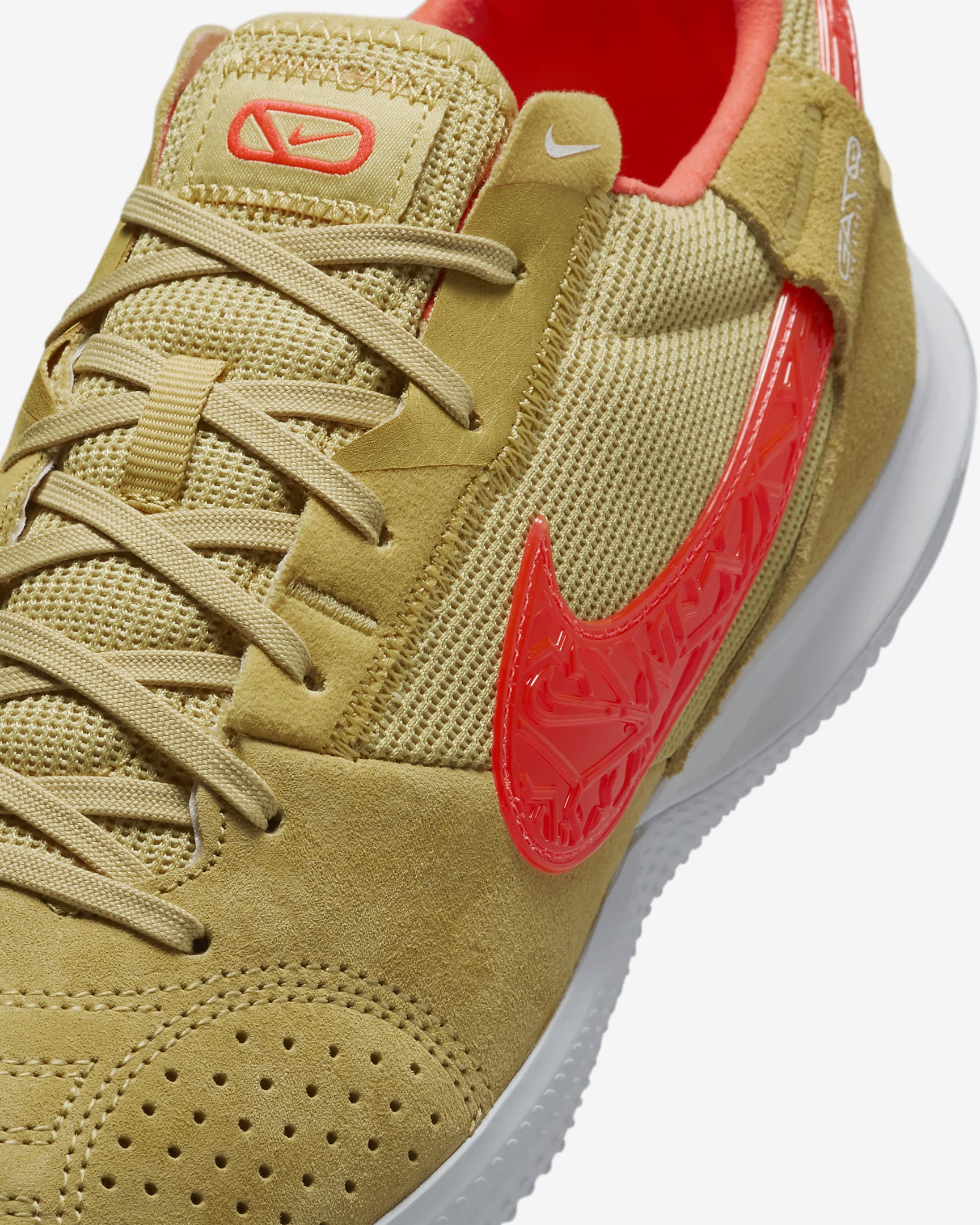 Nike Streetgato Low-Top-Fußballschuh - Celestial Gold/Hyper Crimson