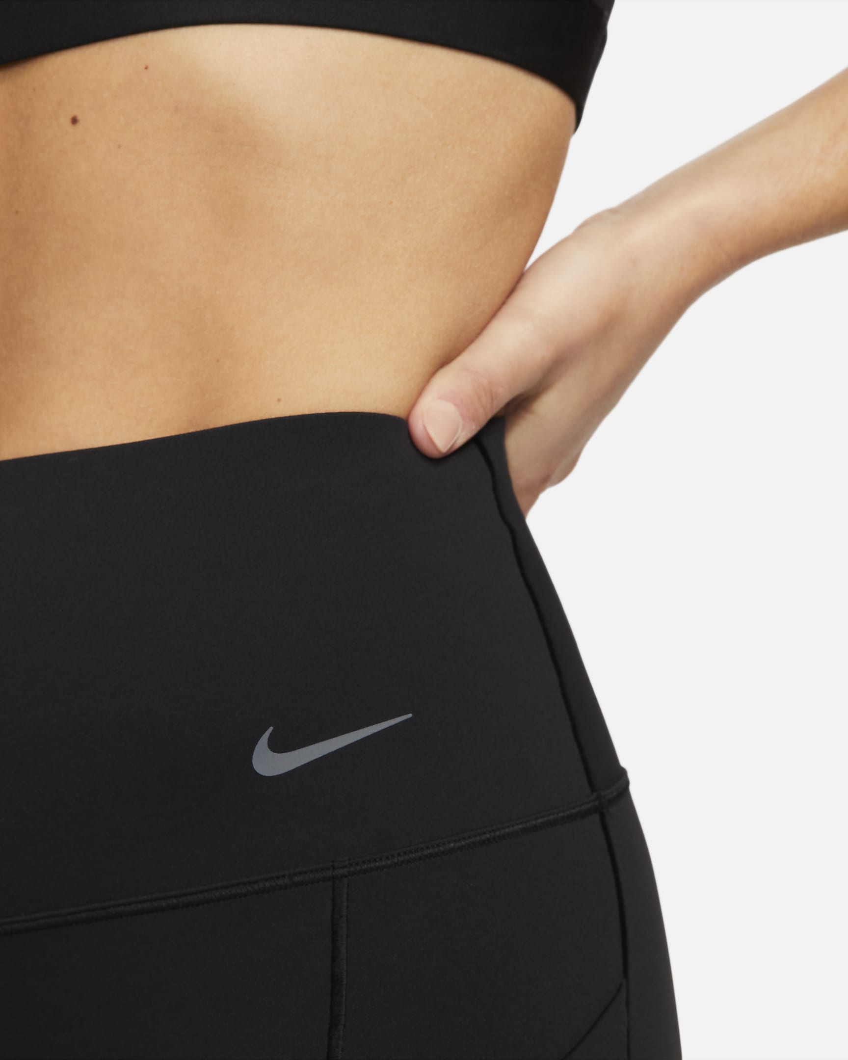 Shorts de ciclismo con bolsillos de 20 cm de tiro alto y media sujeción para mujer Nike Universa - Negro/Negro