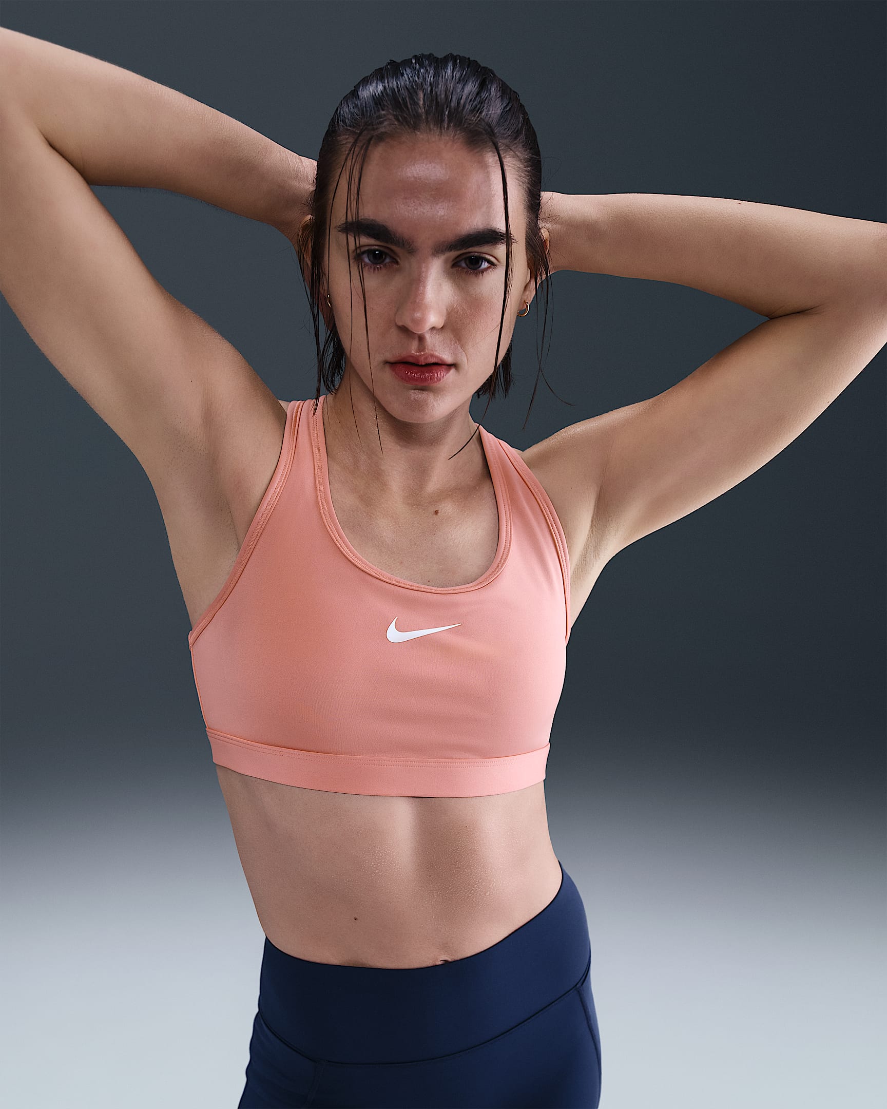 Bra deportivo con almohadillas para mujer Nike Swoosh Medium Support - Rosa óxido/Blanco