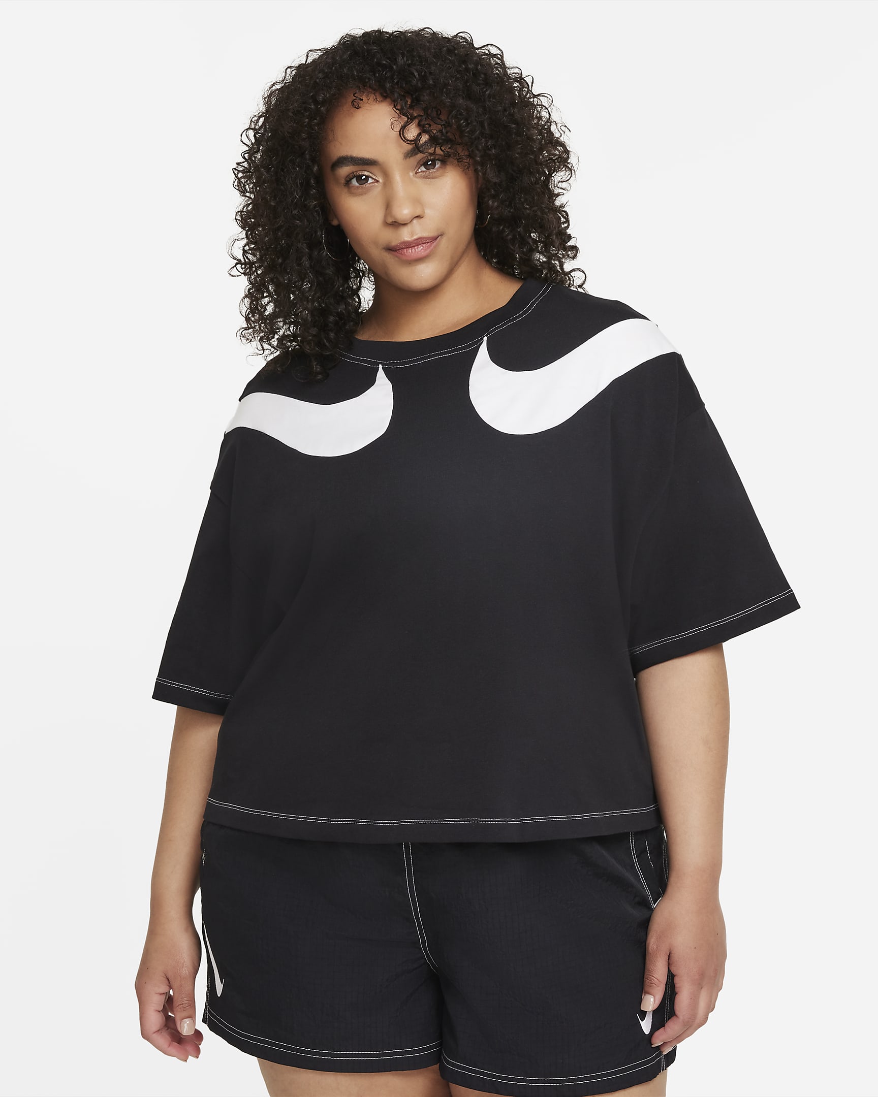 Playera corta para mujer (talla grande) Nike Sportswear Swoosh - Negro/Blanco/Blanco