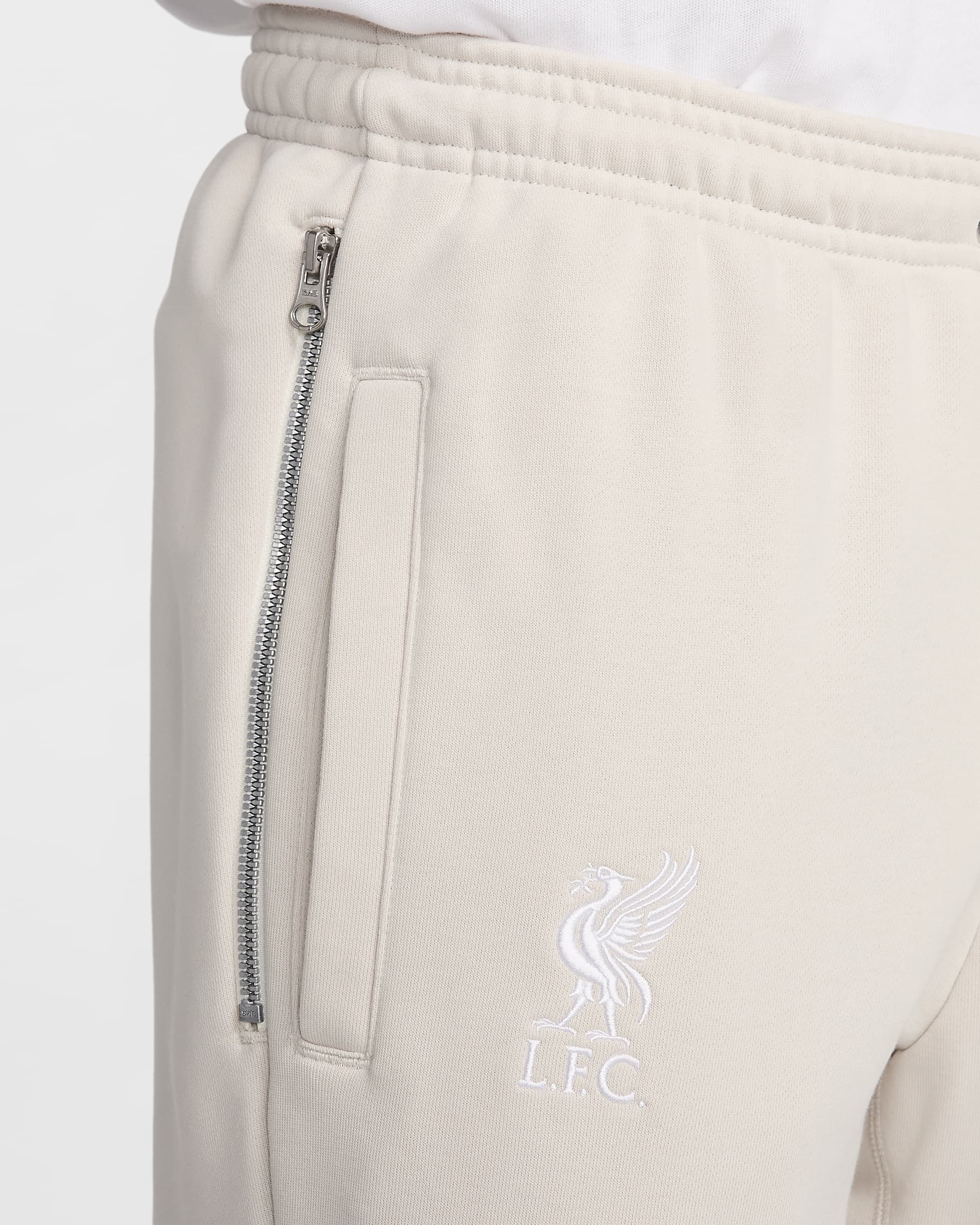 Liverpool FC Standard Issue Nike Dri-FIT Dar Paçalı Erkek Futbol Eşofman Altı - Light Orewood Brown/Beyaz