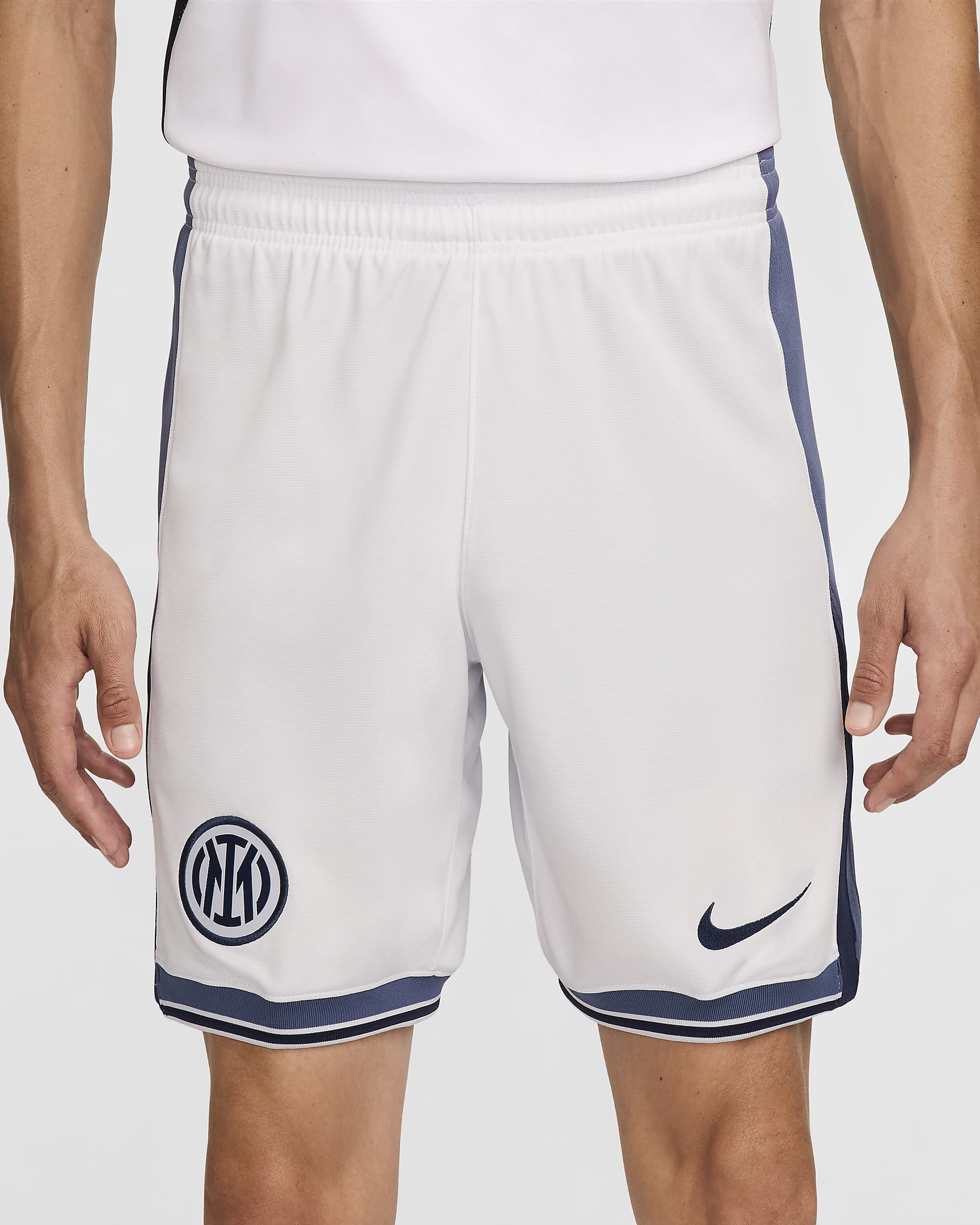 Calções de futebol de réplica Nike Dri-FIT do equipamento alternativo Stadium Inter de Milão 2024/25 para homem - Branco Summit/Iris Whisper/Midnight Navy