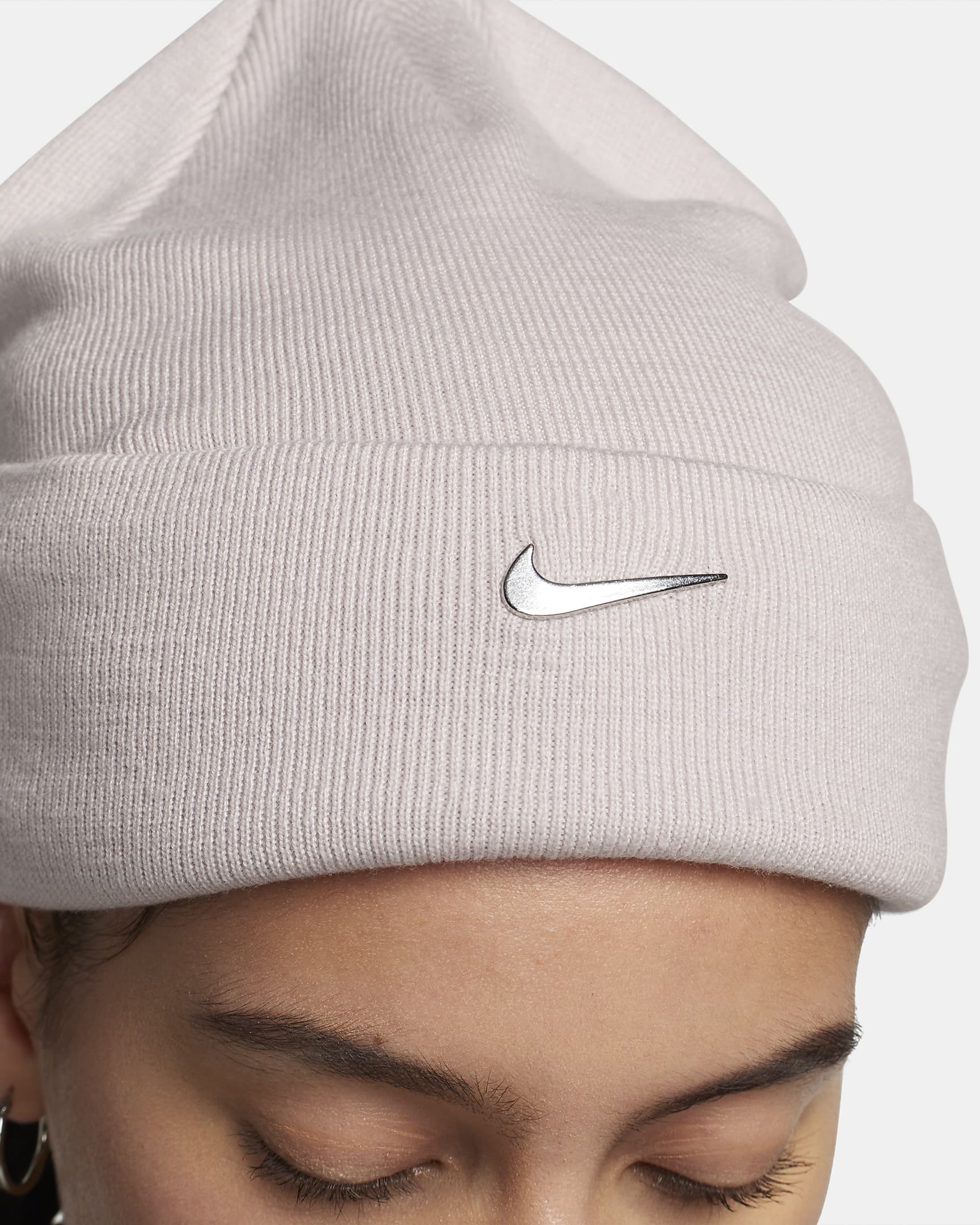 Nike Peak Gorro con logotipo Swoosh metalizado y doblez estándar - Platinum Violet/Plata metalizado