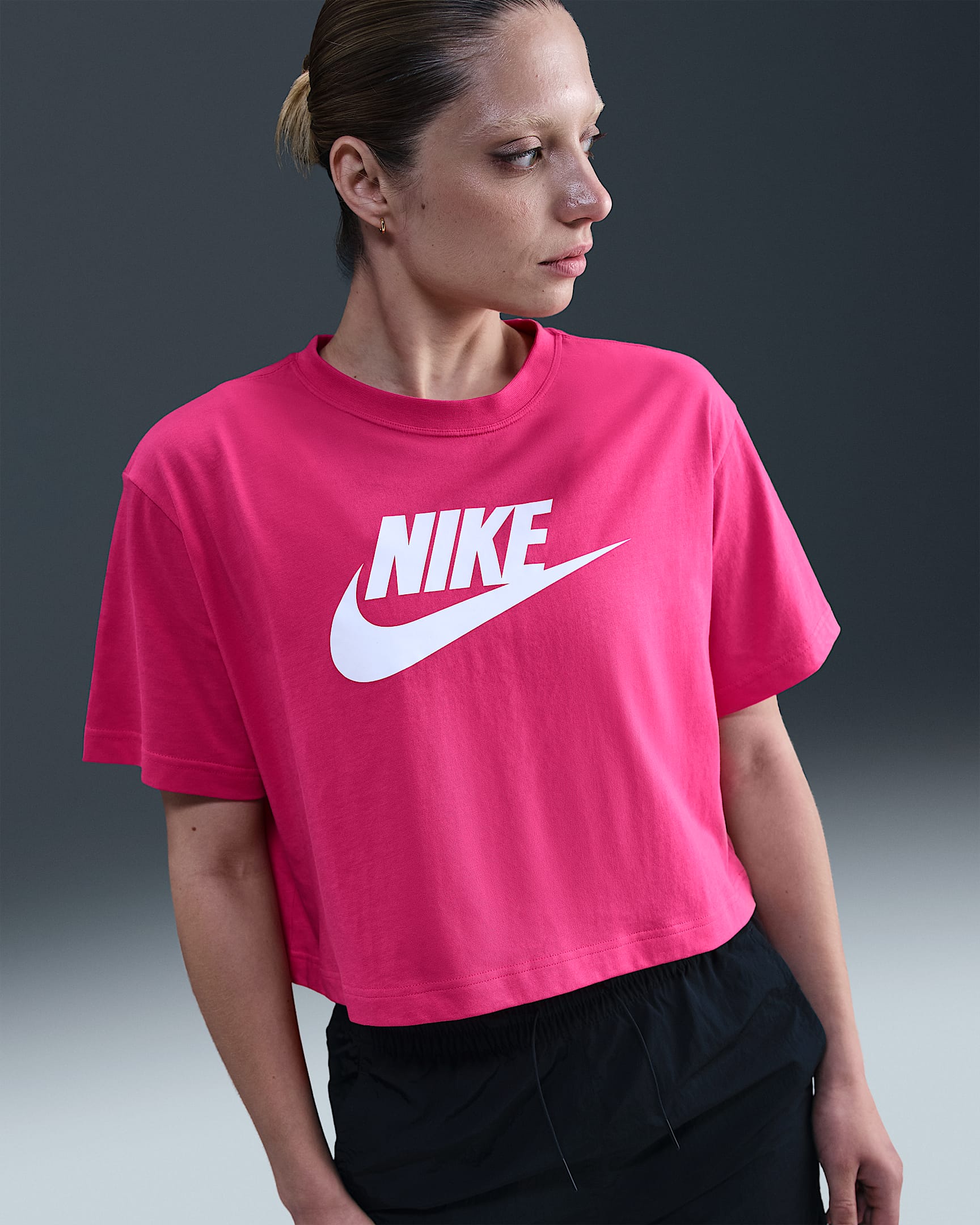 Playera cropped con logotipo para mujer Nike Sportswear Essential - Rosa enérgico/Blanco