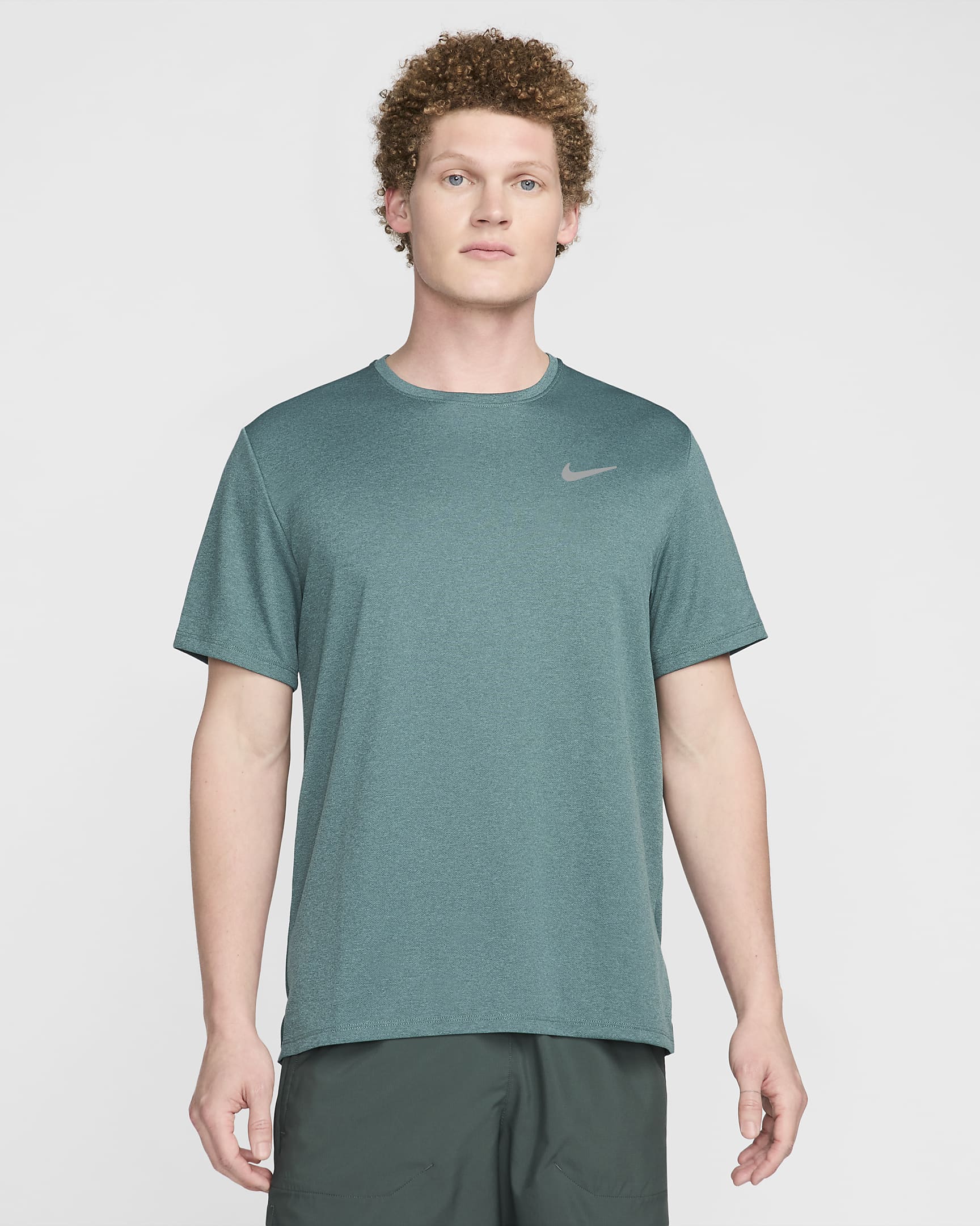 Playera de correr de manga corta Dri-FIT UV para hombre Nike Miler - De costa a costa/Verde vintage