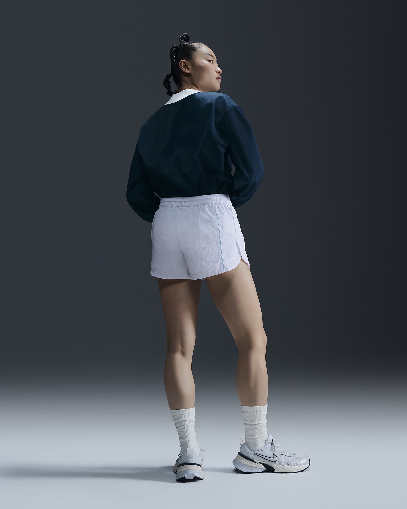 Haut ample tissé anti-UV à manches longues et col en V Nike Sportswear Essential pour femme - Armory Navy/Blanc