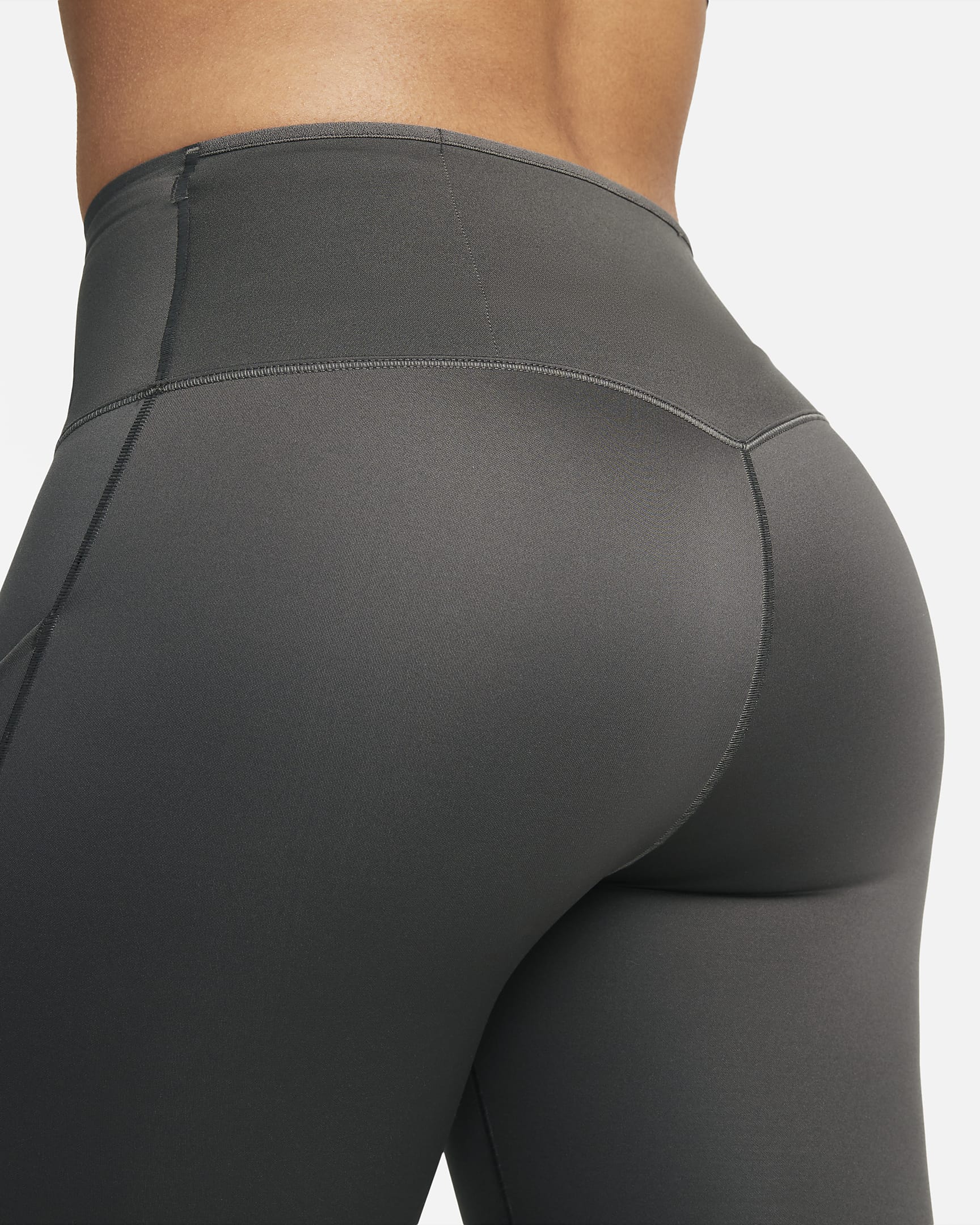 Leggings cortos de tiro medio y sujeción firme con bolsillos para mujer Nike Go - Ceniza medio/Negro