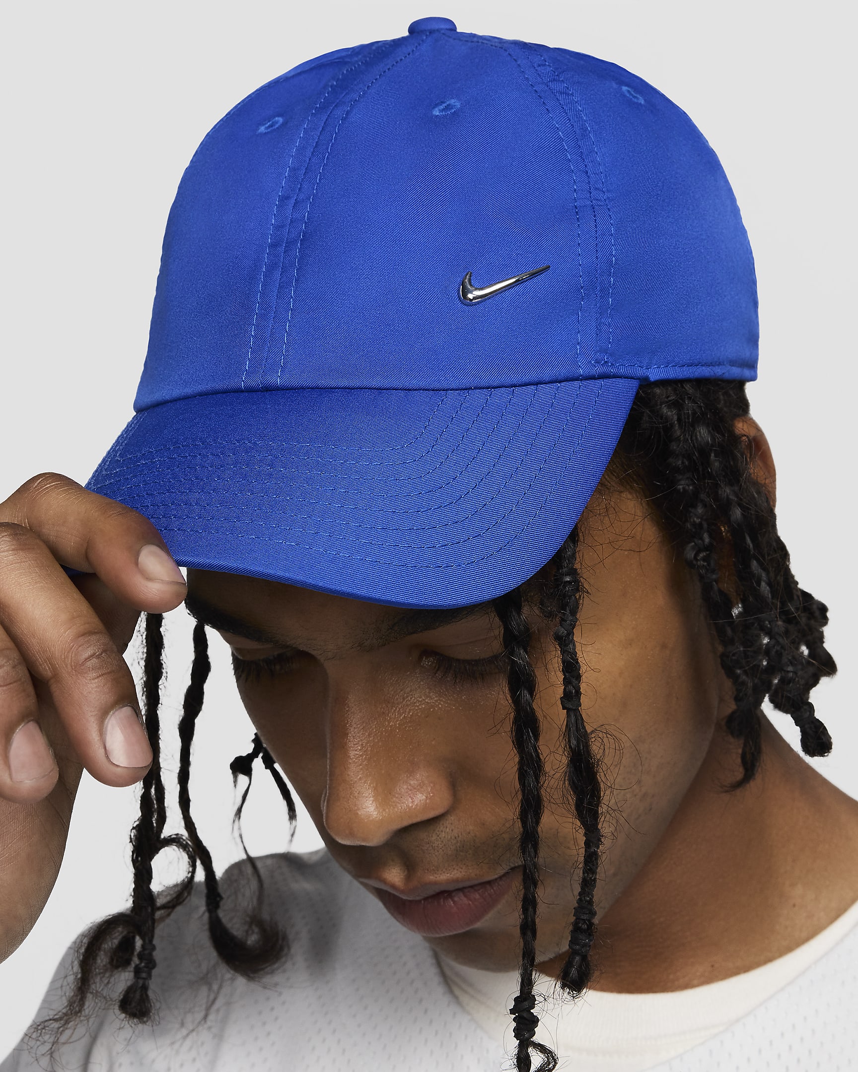 Cappello essenziale con Swoosh in metallo Nike Dri-FIT Club - Game Royal/Argento metallizzato