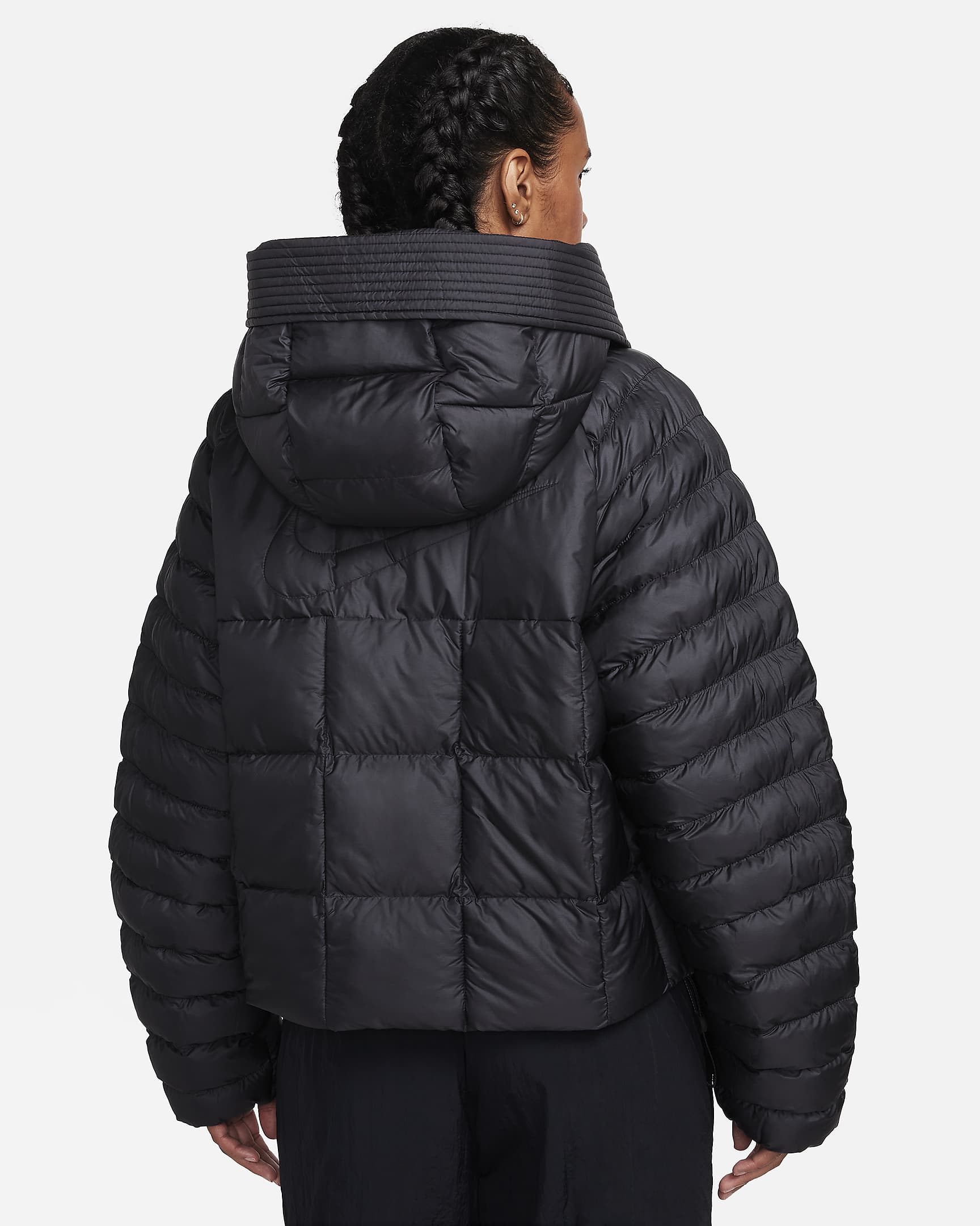 Chamarra con gorro Therma-FIT oversized para mujer Nike Sportswear Swoosh Puffer PrimaLoft® - Negro/Blanco