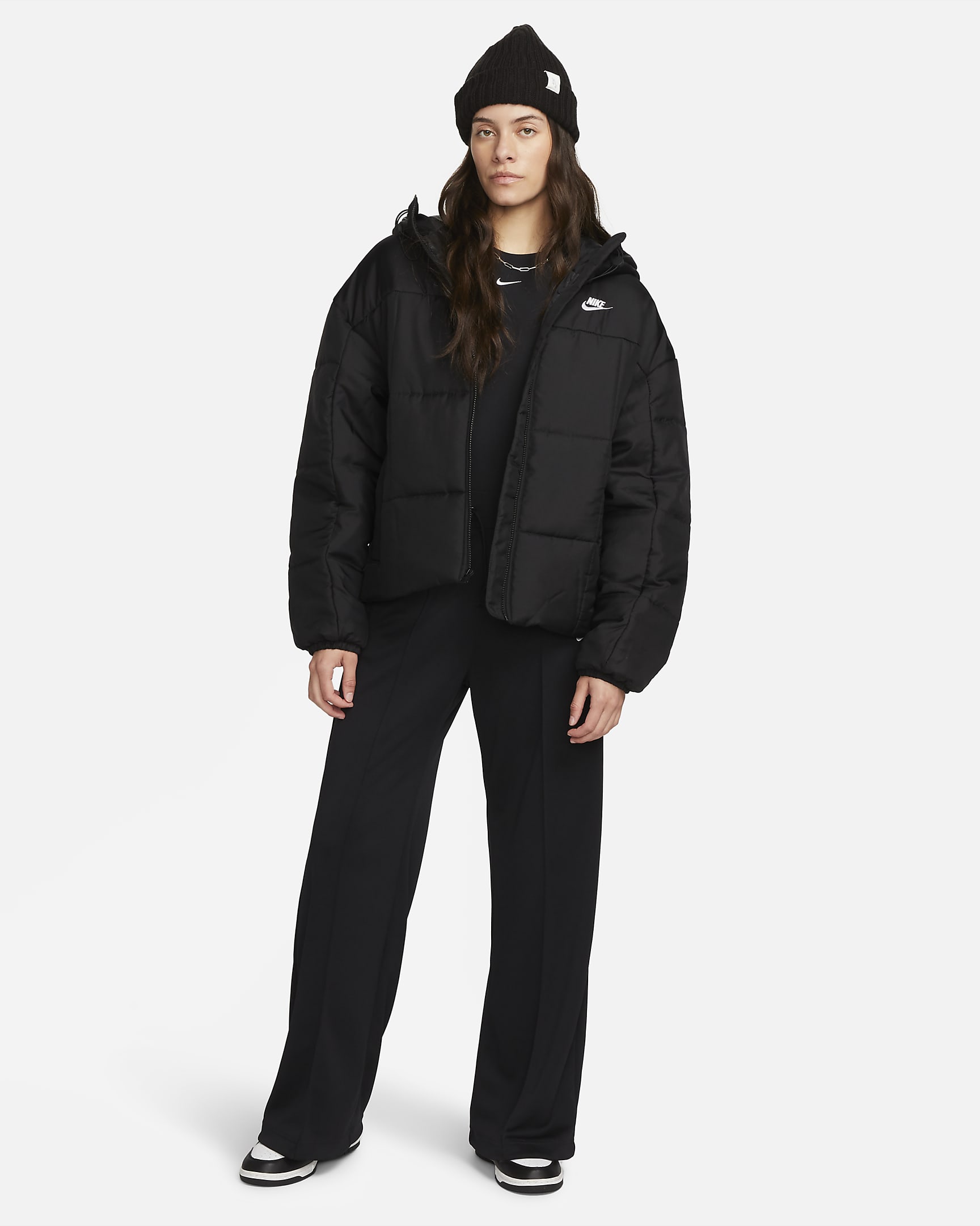 Nike Sportswear Classic Puffer Jaqueta amb caputxa Therma-FIT de disseny ample - Dona - Negre/Blanc