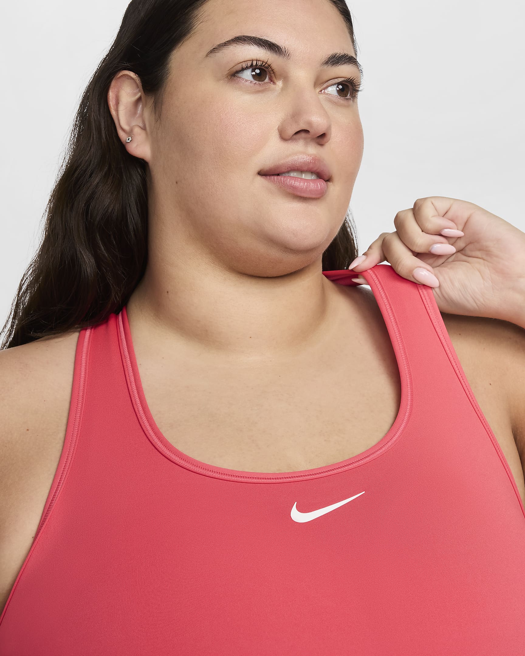 Bra deportivo con almohadillas para mujer (talla grande) Nike Swoosh Medium Support - Rosa margarita/Blanco