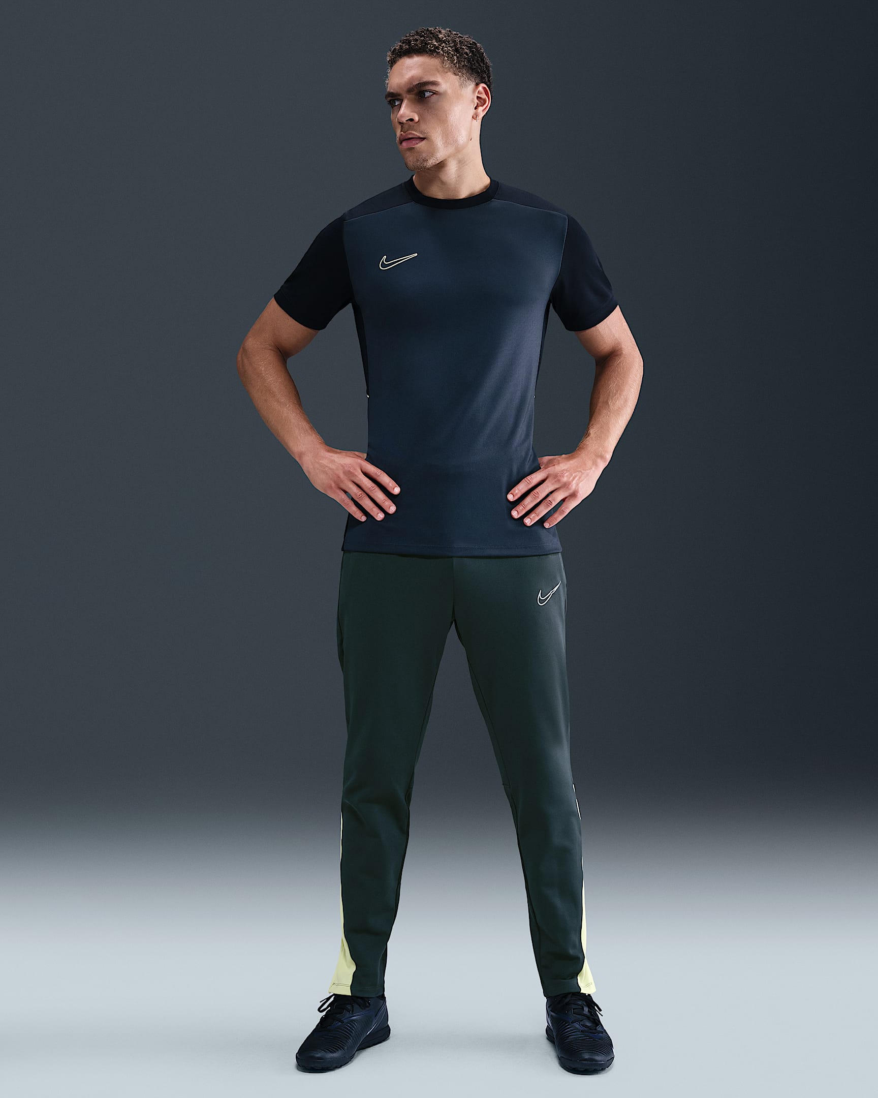 Fotbollsbyxor Nike Academy Winter Warrior Therma-FIT för män - Seaweed/Limelight