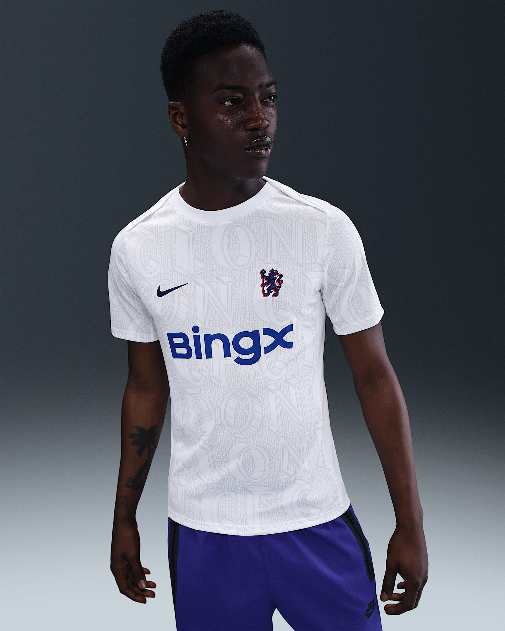 Chelsea FC Academy Pro Nike Dri-FIT fotballtrøye for oppvarming til herre - Hvit/Pure Platinum/Rush Blue
