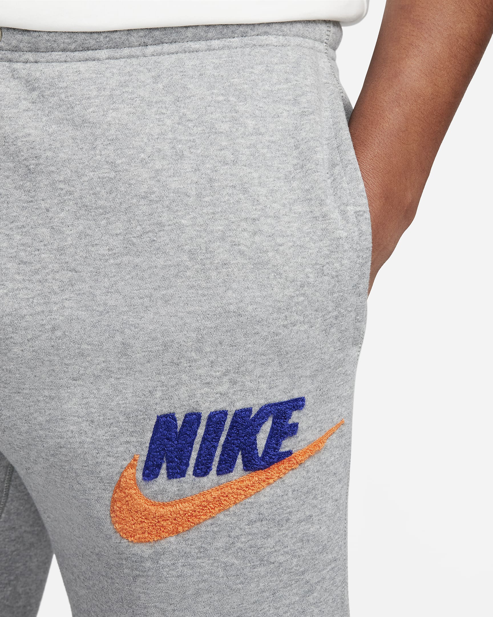 Nike Club Fleece-Jogginghose für Herren - Dark Grey Heather/Light Smoke Grey/Safety Orange