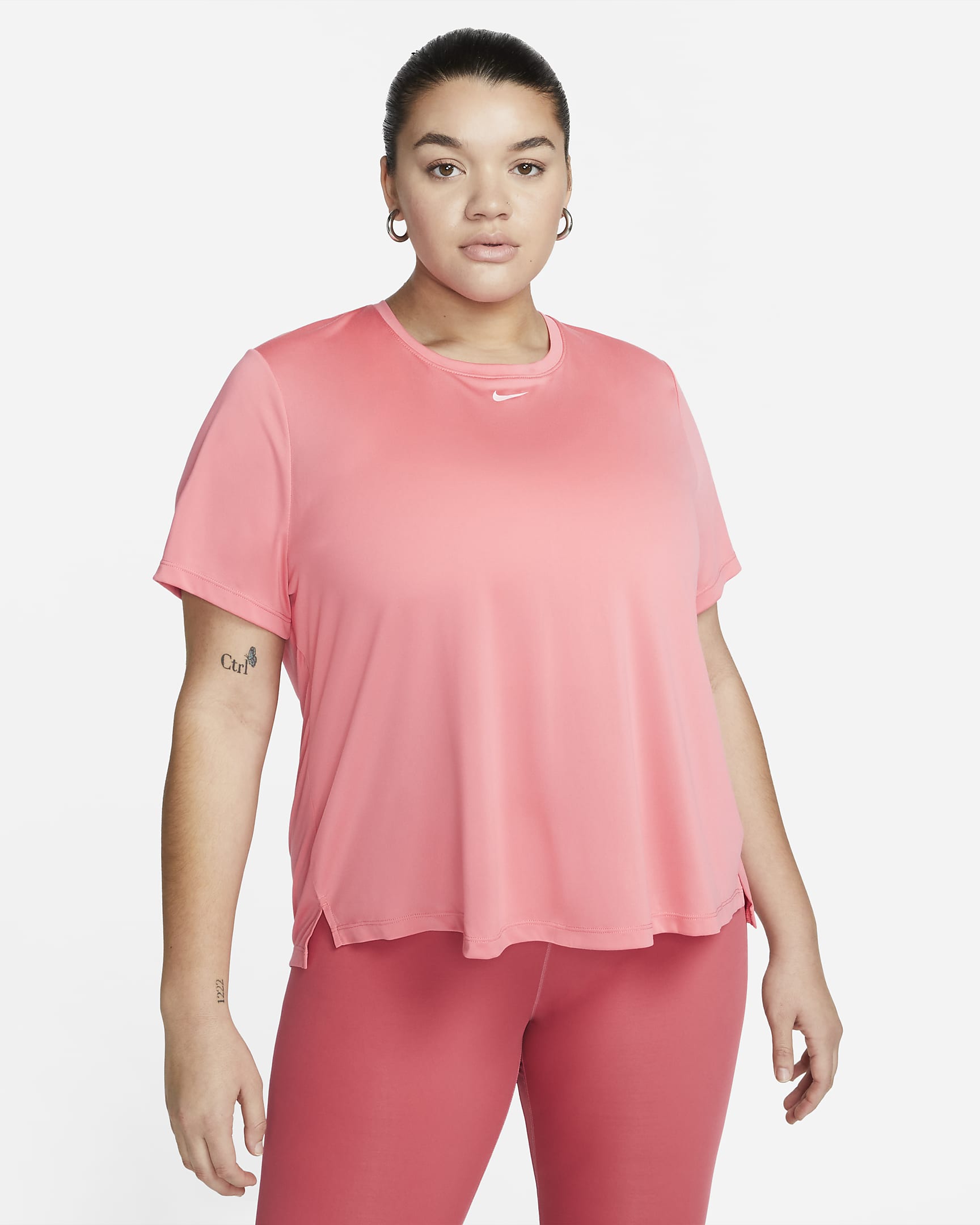 เสื้อแขนสั้นทรงมาตรฐานผู้หญิง Nike Dri-FIT One (พลัสไซส์) - Sea Coral/ขาว