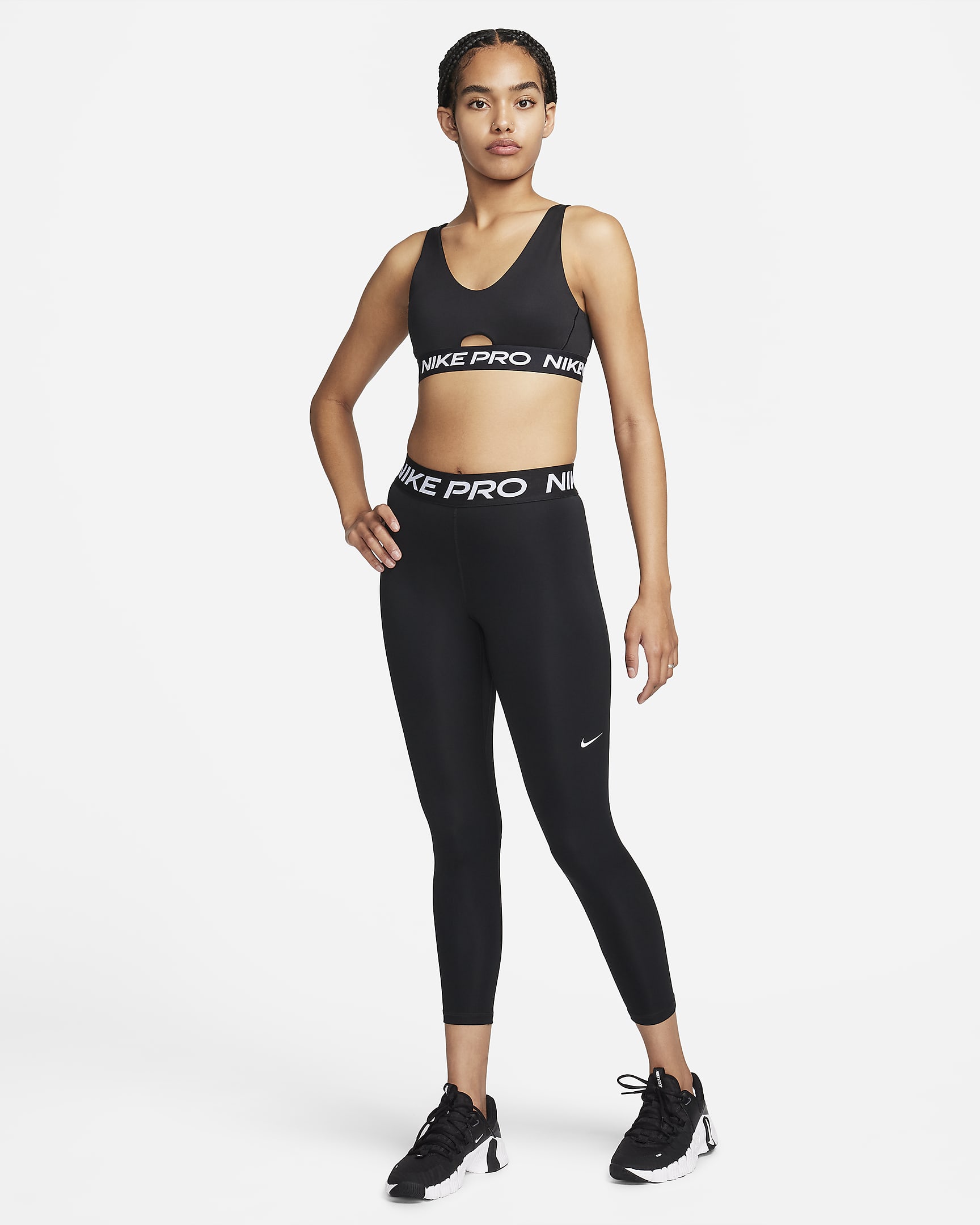 Nike Pro Indy Plunge polstret sports-BH med middels støtte til dame - Svart/Hvit/Hvit