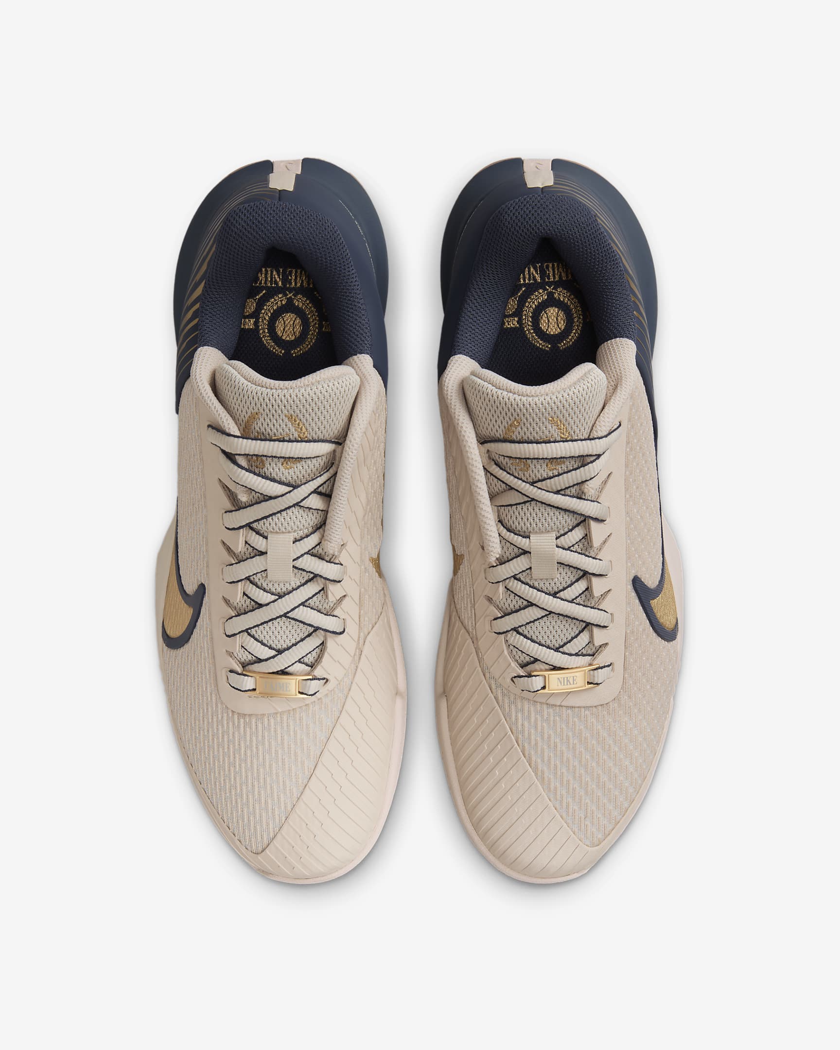 Nike Air Zoom Vapor Pro 2 Premium Herren-Tennisschuh für Sandplätze - Sanddrift/Thunder Blue/Gum Medium Brown/Metallic Gold